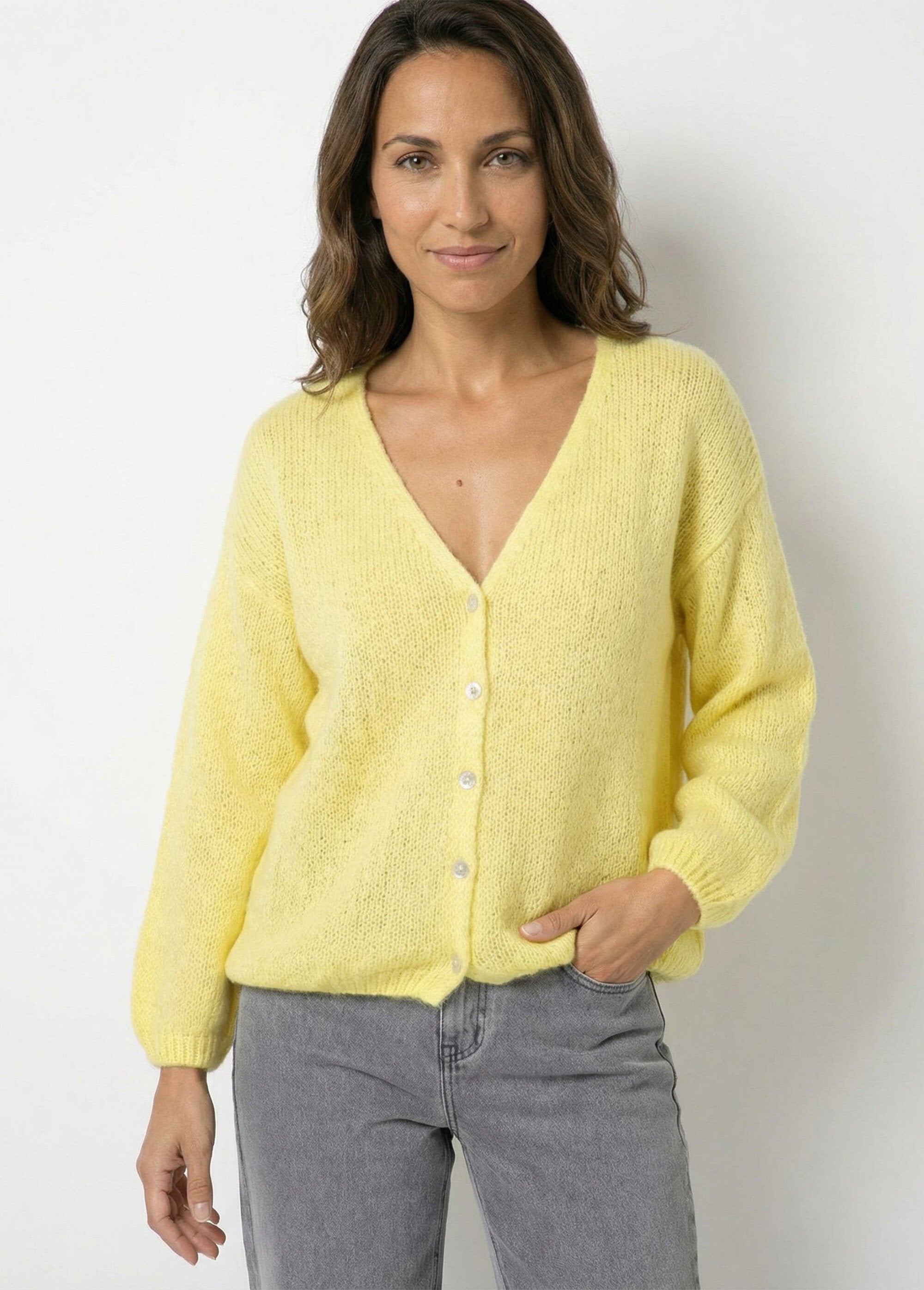 Cárdigan_cálido_de_punto_de_mohair_con_cuello_en_V_AMARILLO_FA1_slim