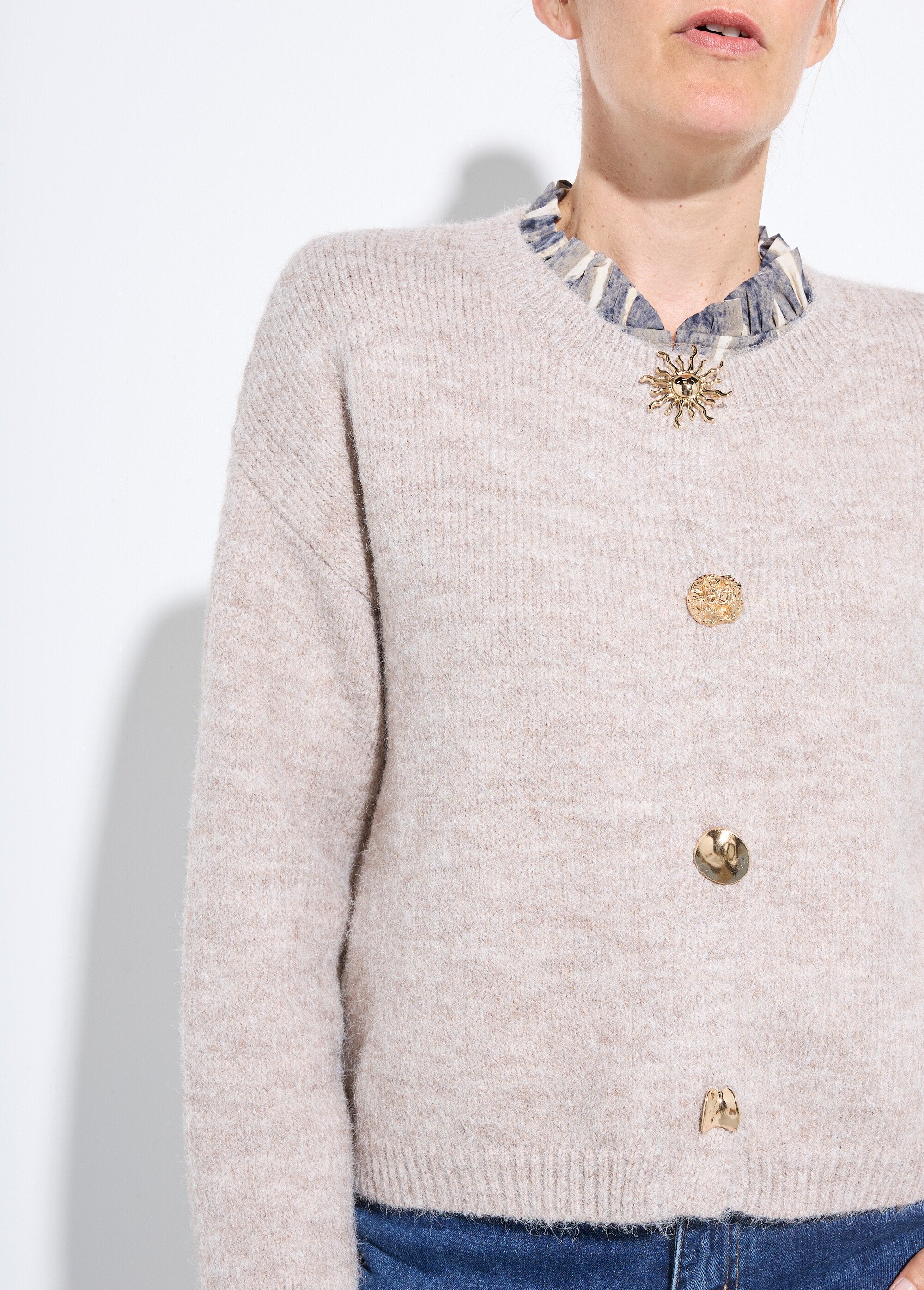 Cárdigan_de_lana_con_cuello_redondo_y_botones_de_joya_de_metal_Beige_DE1_slim