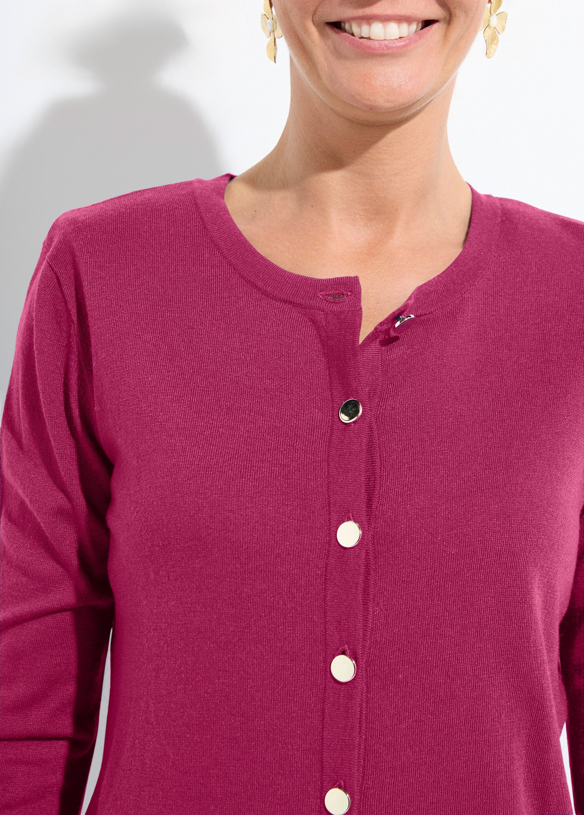 Cárdigan_fino_de_cuello_redondo_abotonado_en_jersey_liso_con_lana_merino_Cassis_DE1_slim