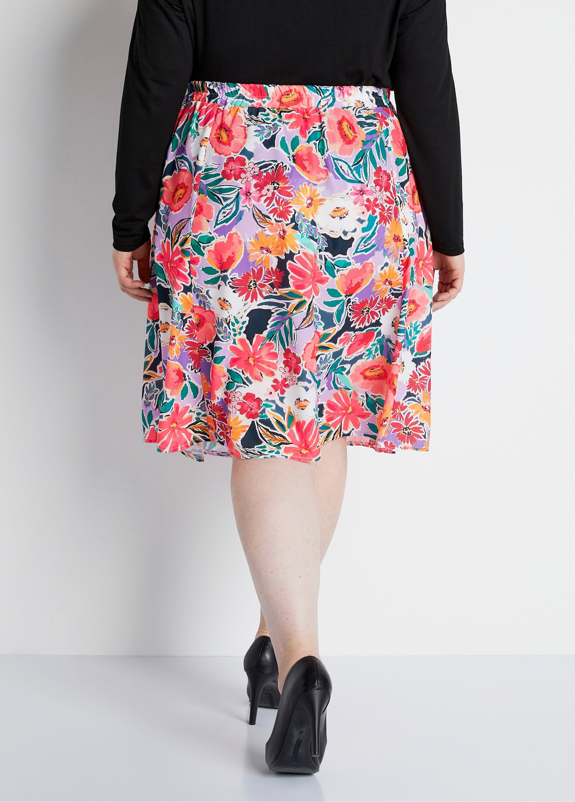 Falda_corta_de_vuelo_con_estampado_floral_Estampado_naranja_DO1_curvy