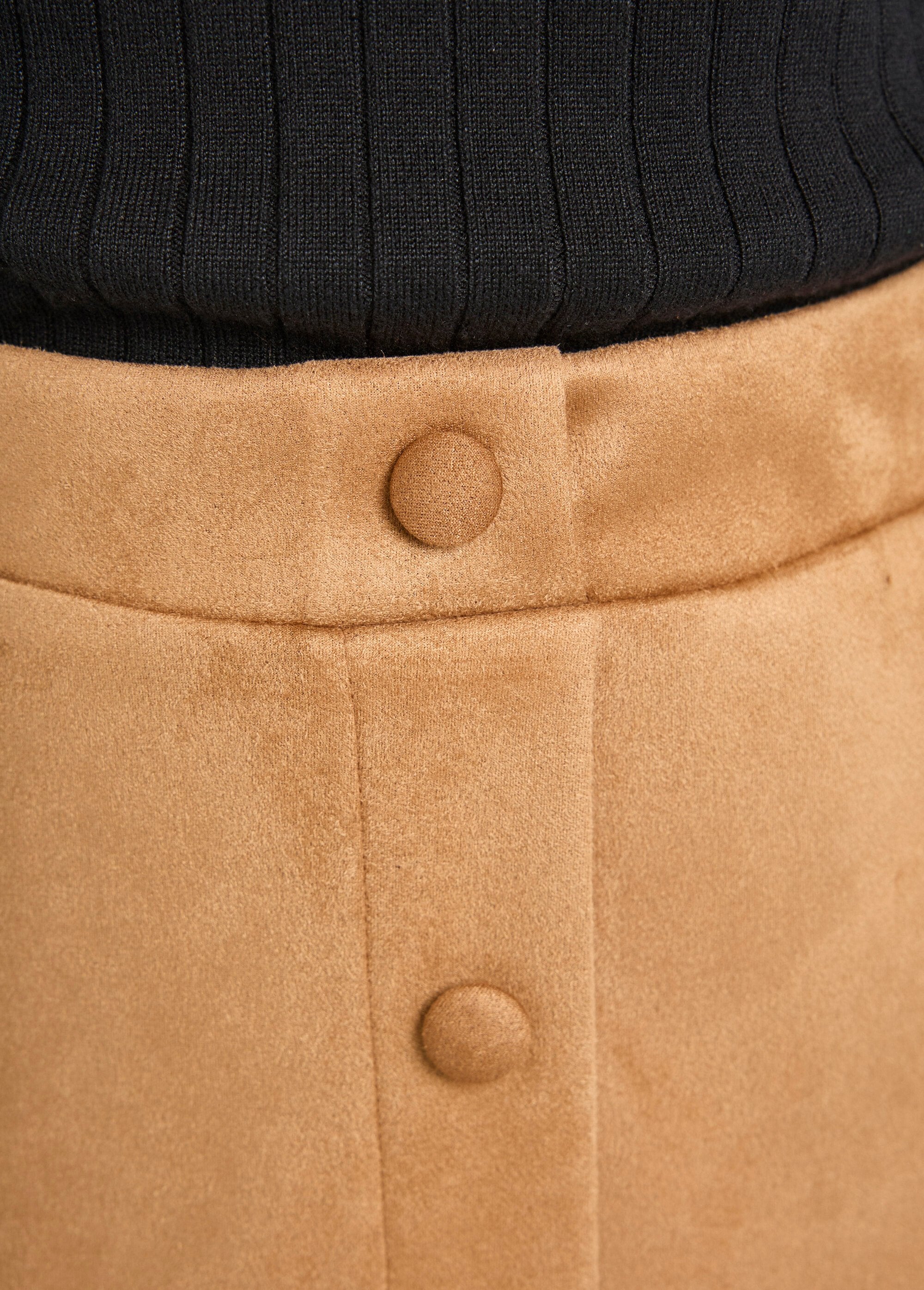 Falda_corta_recta_en_tejido_abotonado_efecto_ante_camello_DE1_slim