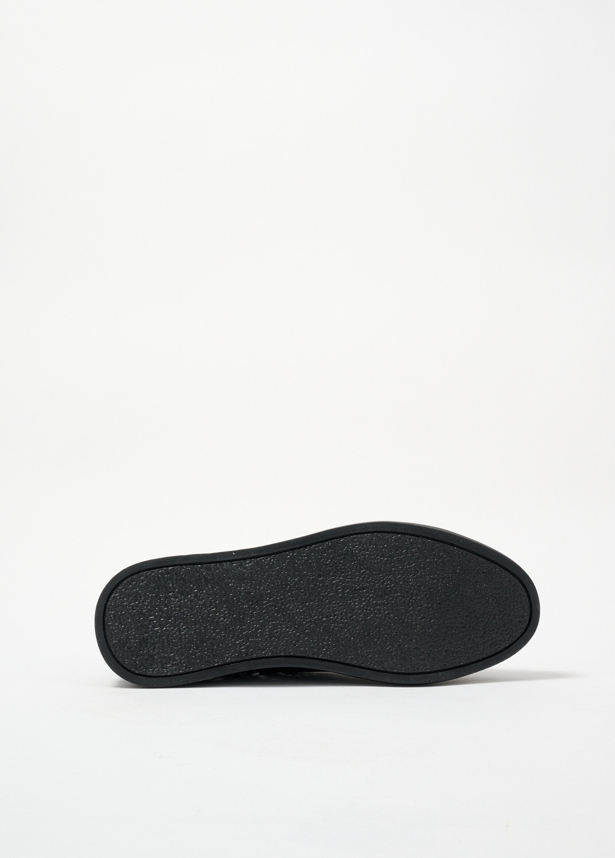 Zapatillas_con_detalles_perforados_Negro_UN1_slim