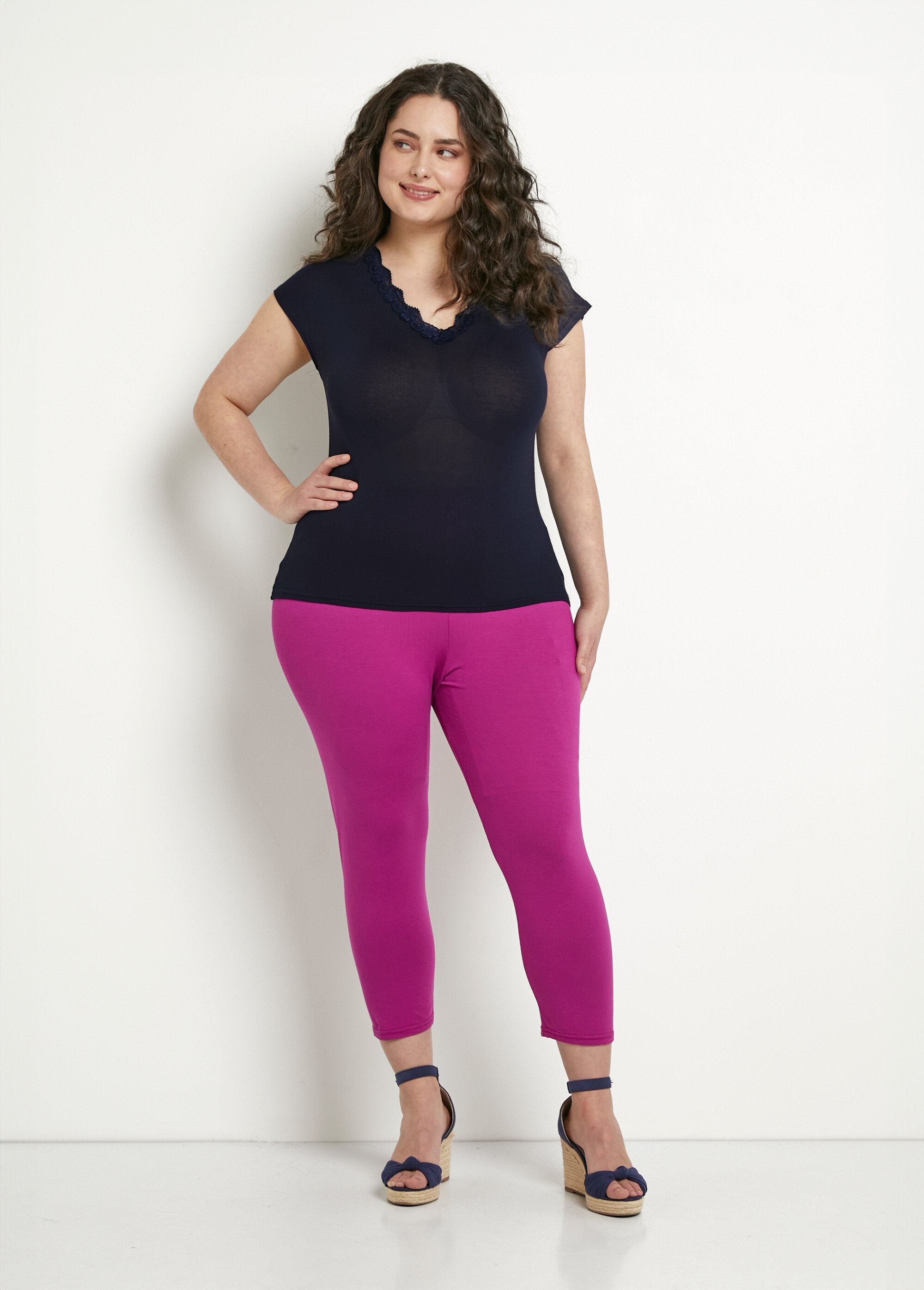 Leggings_cortos_con_cintura_elástica_y_elásticos_grosella_negra_simple_SF1_curvy