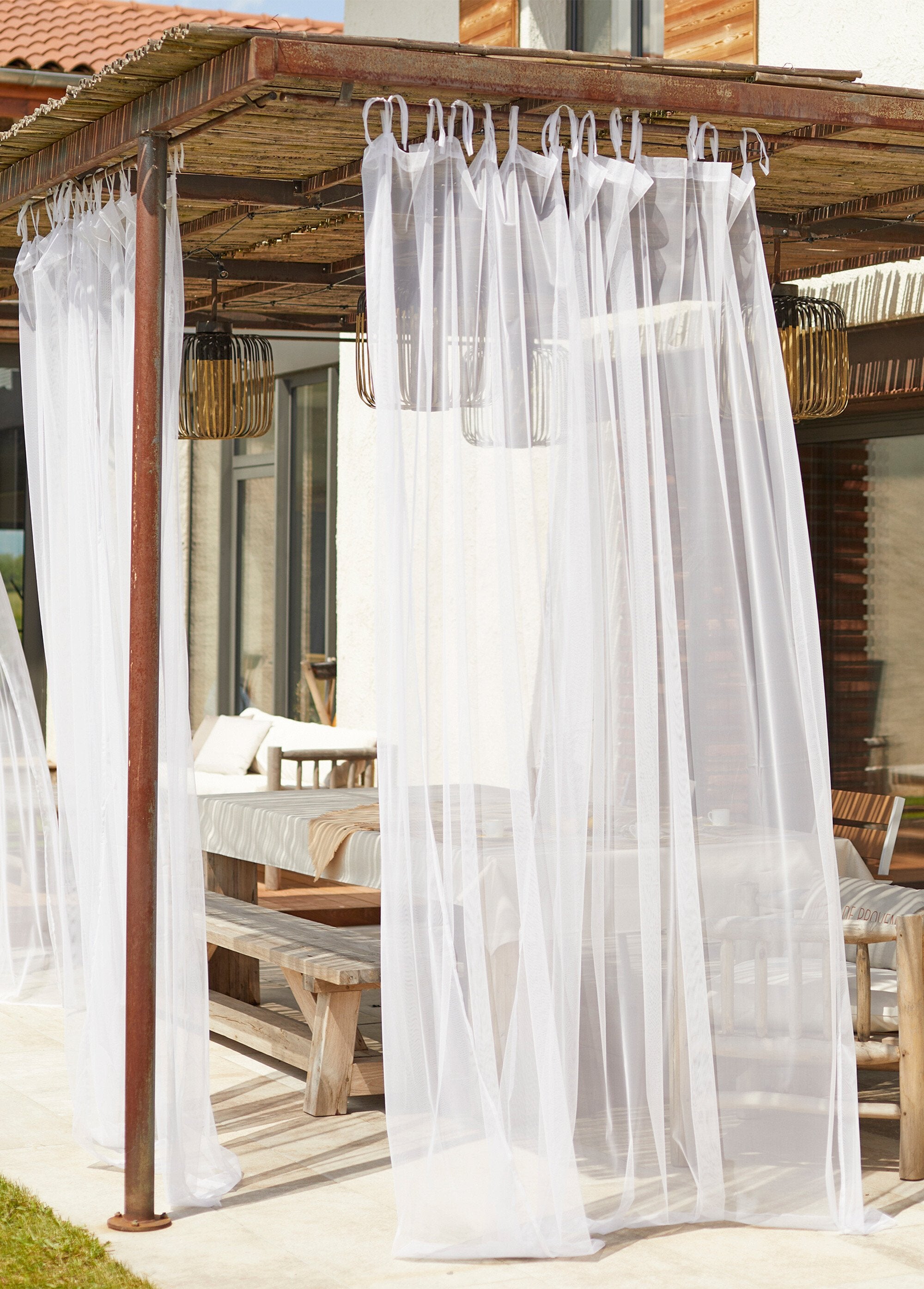 Cortina_mosquitera_con_lazos_Blanco,_Blanca_DE3_slim