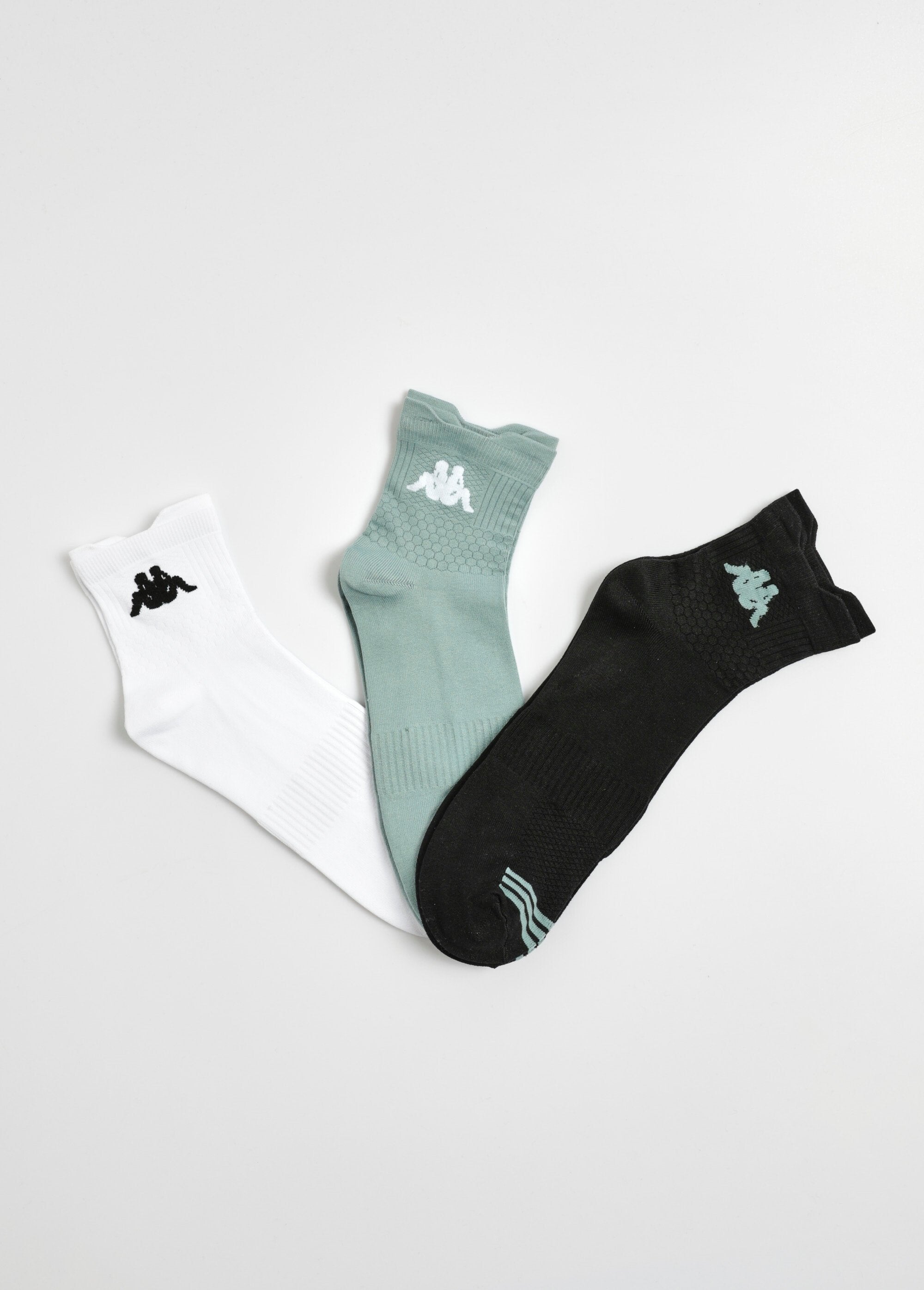 Pack_de_3_calcetines_deportivos_surtidos_Verde_y_blanco_y_negro_FA1_slim