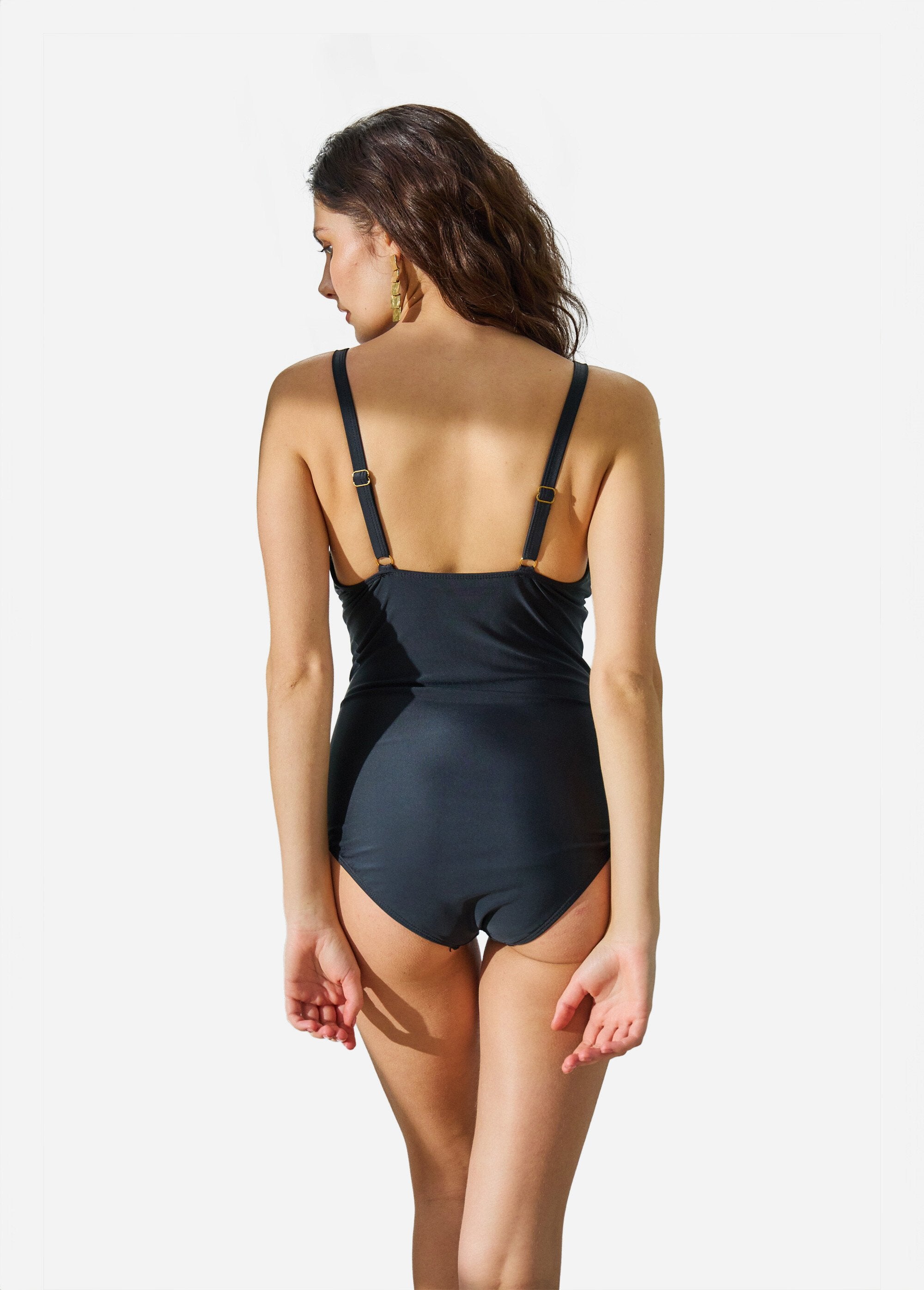 Traje_de_baño_cruzado_de_una_pieza_con_detalles_de_líneas_Negro_DO1_slim
