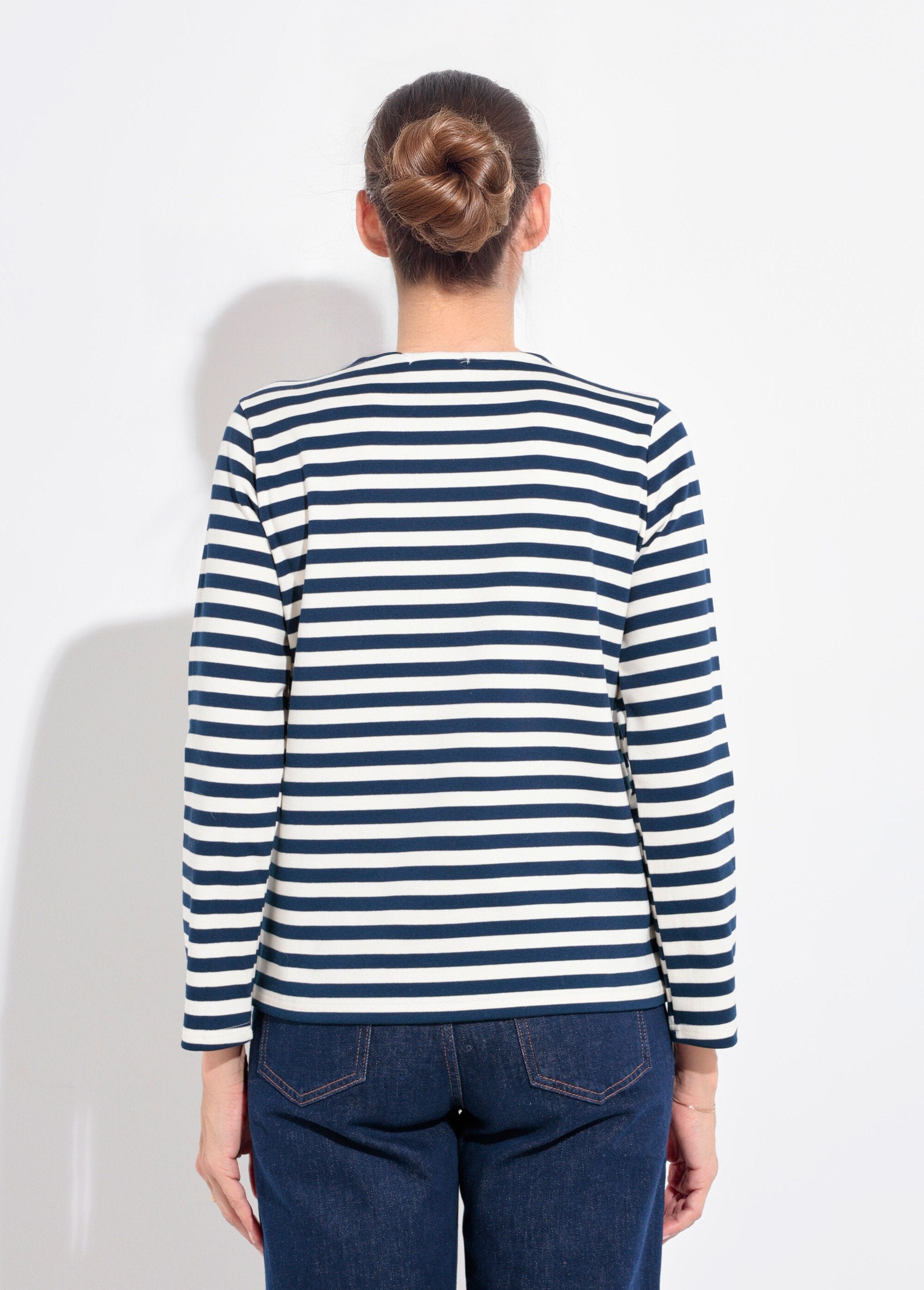Camisa_marinera_con_cuello_redondo_abierto_y_bordado_de_corazón_Marina_DO1_slim