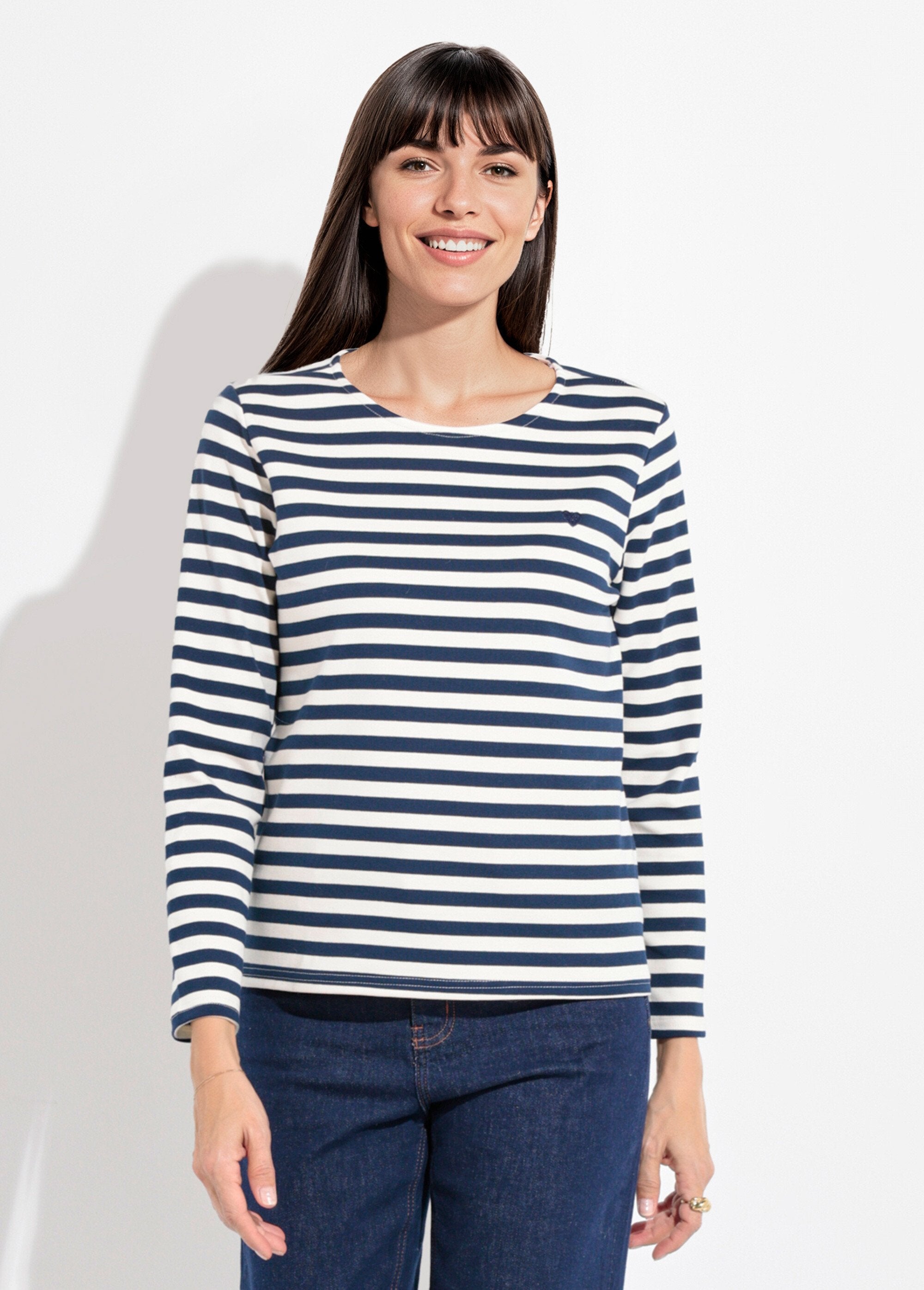 Camisa_marinera_con_cuello_redondo_abierto_y_bordado_de_corazón_Marina_FA1_slim