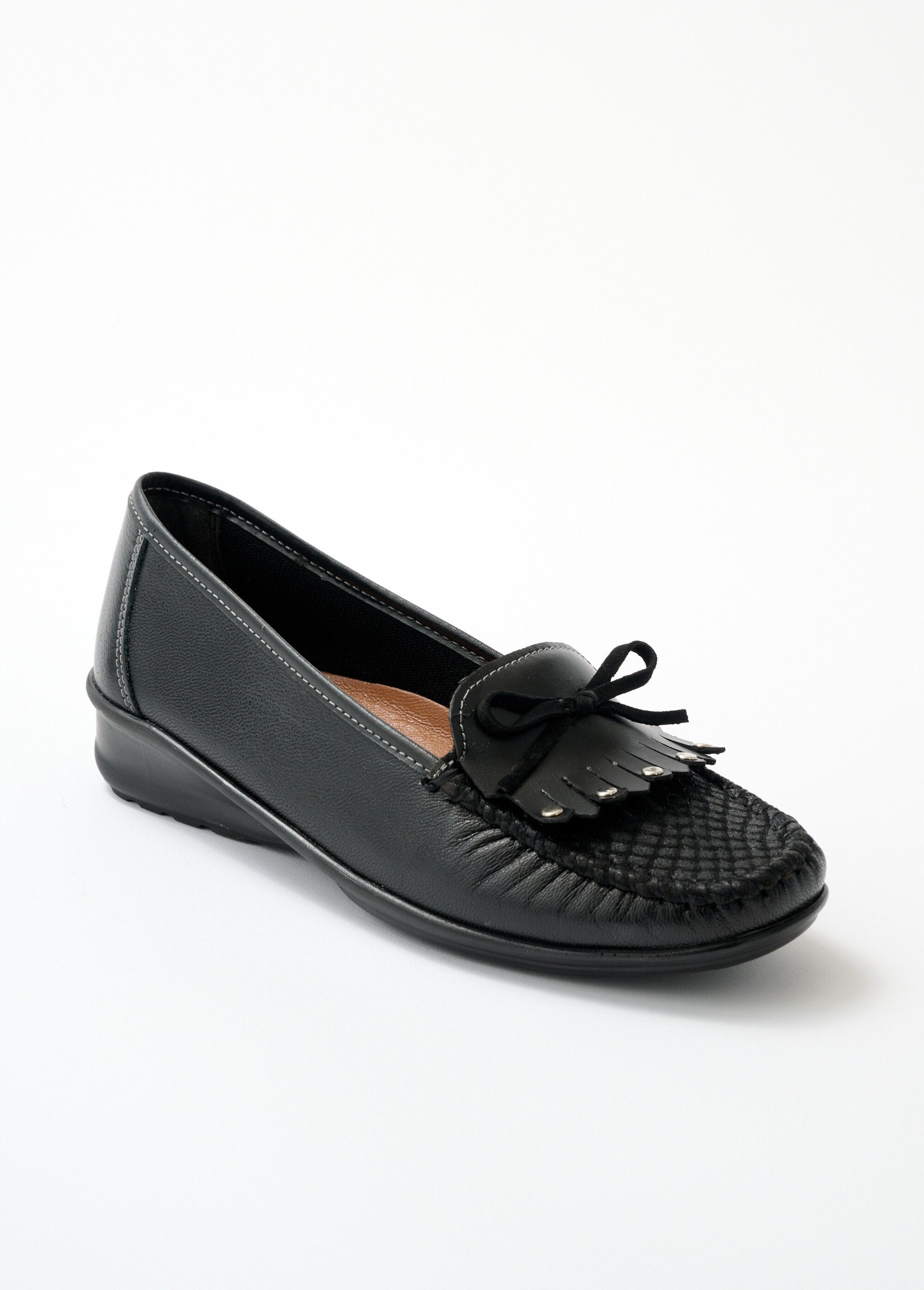 Mocasines_cuña_de_piel_con_trabilla_con_flecos_Negro_FA1_slim