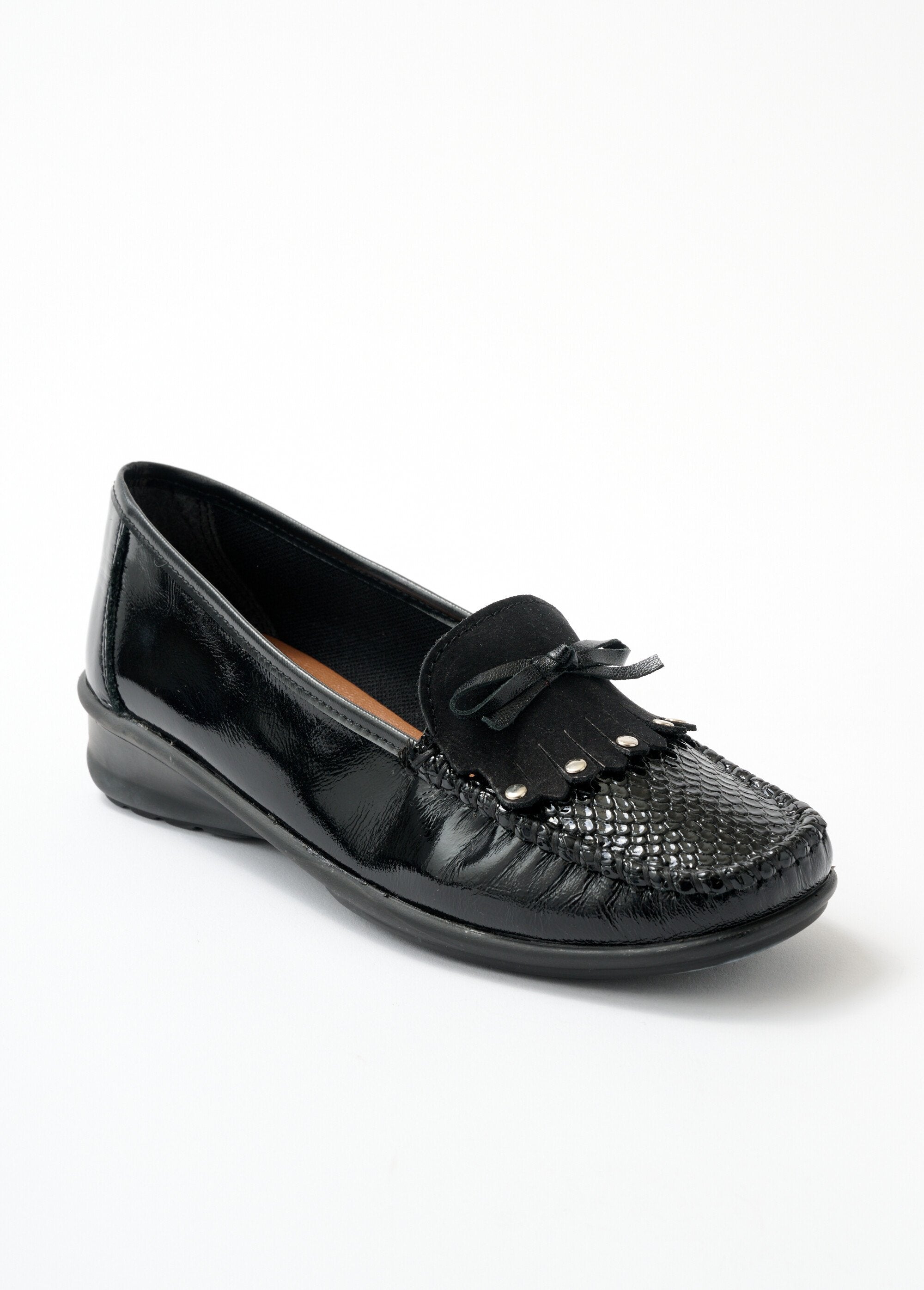 Mocasines_cuña_de_piel_con_trabilla_con_flecos_barniz_negro_FA1_slim