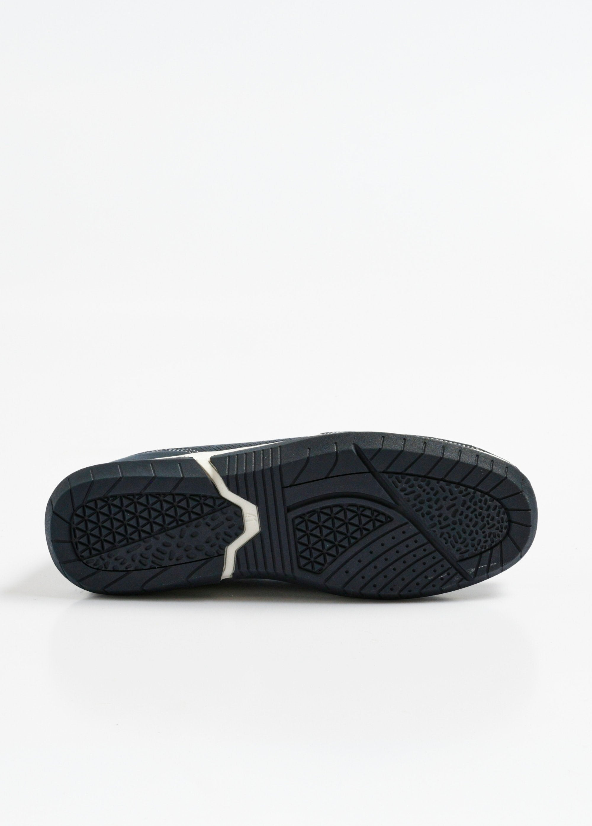 Mocasines_estilo_náutico_de_piel_elástica_microperforada_Marina_UN1_slim