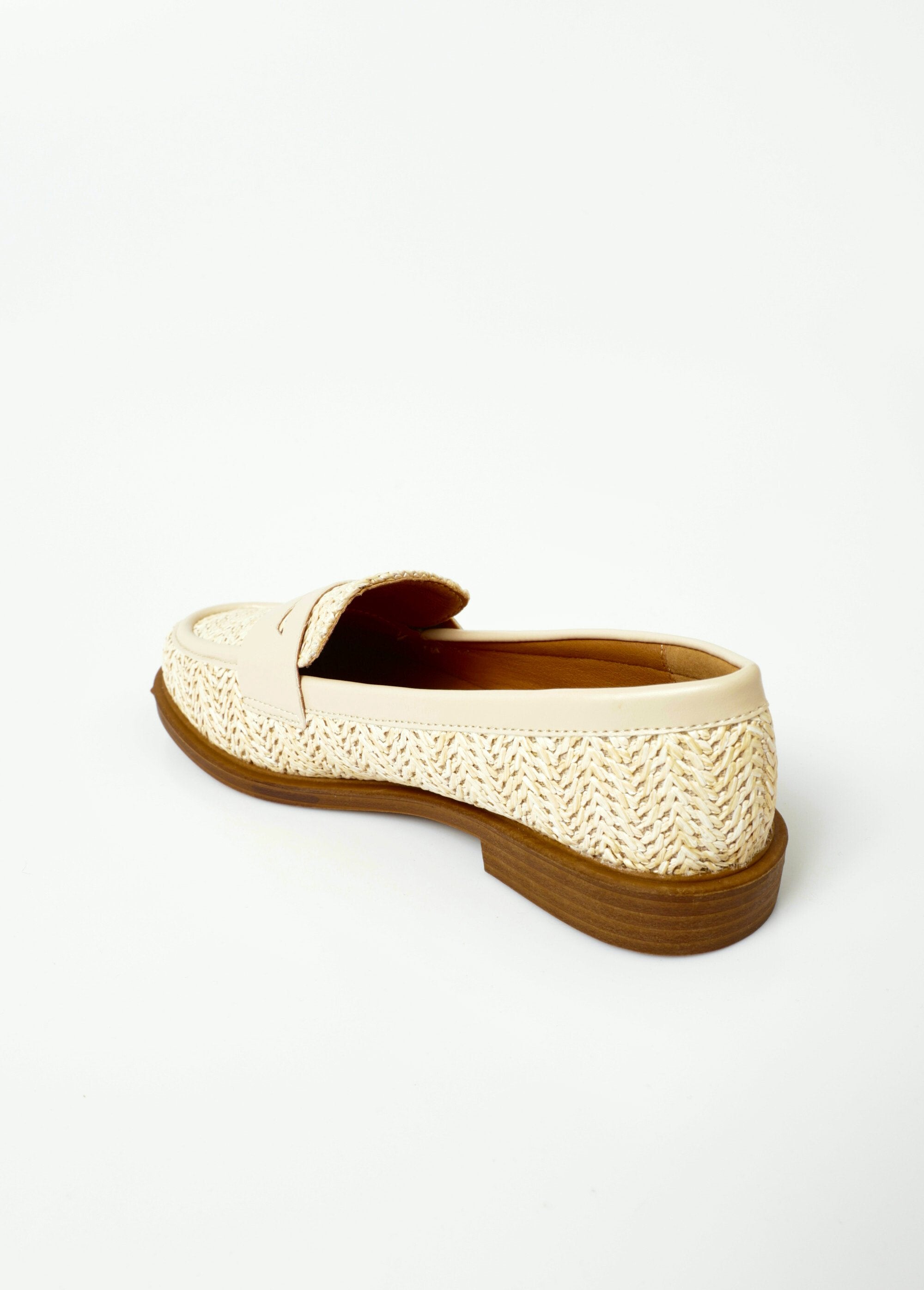 Mocasines_con_efecto_tejido_metalizado_y_lengüeta_Beige_DO1_slim
