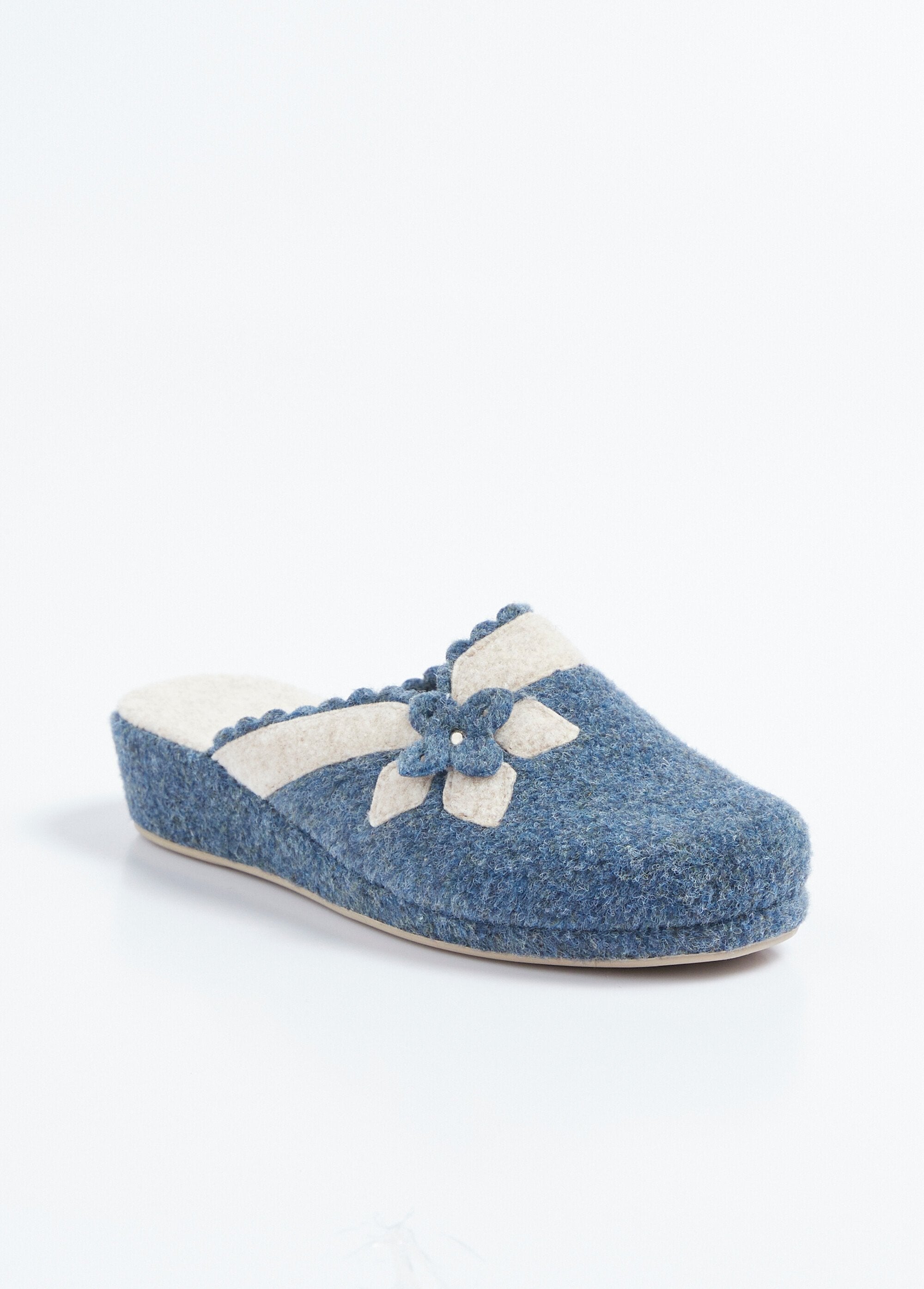 Mules_de_fieltro_con_aplicación_floral._Marina_FA1_slim