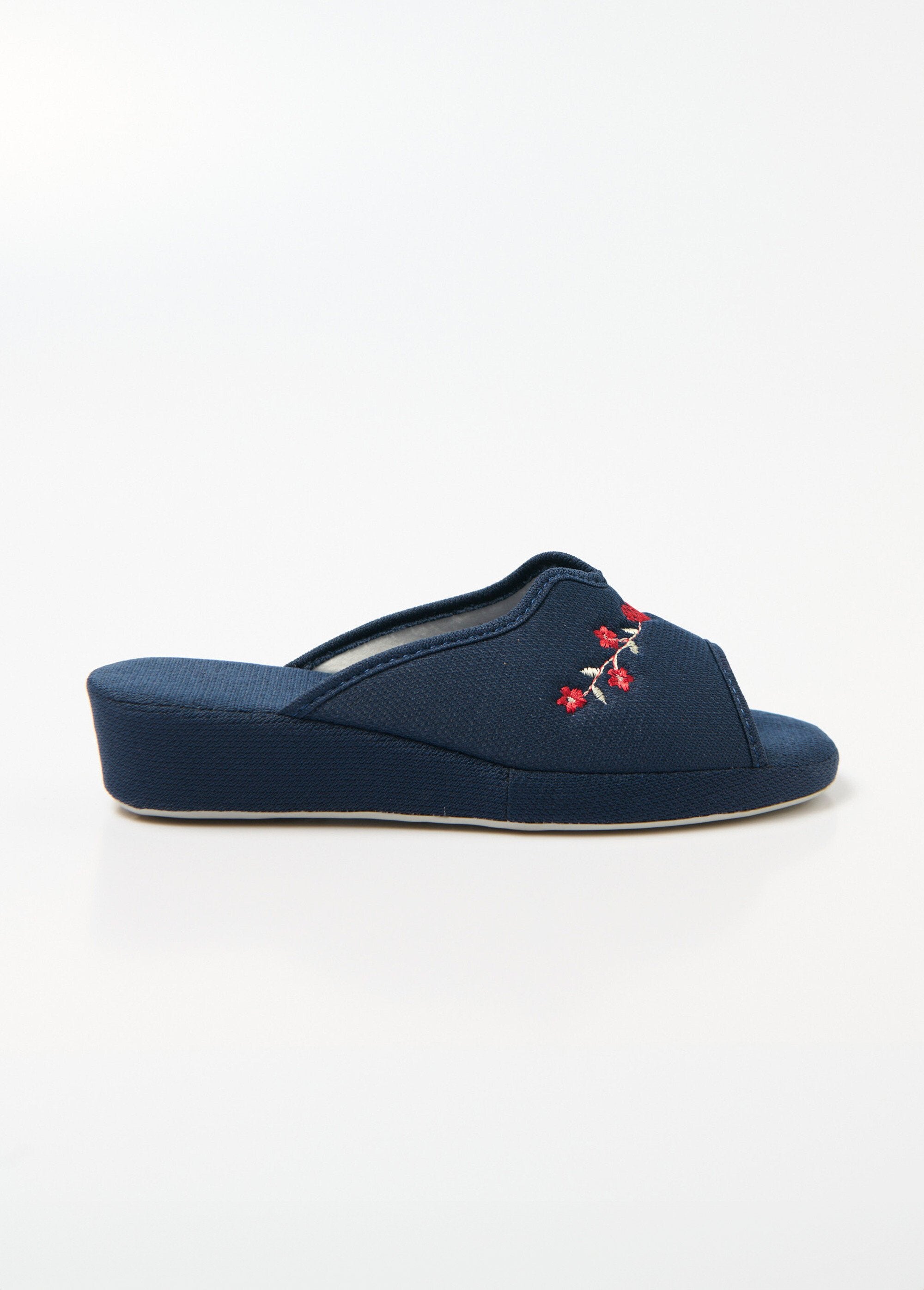 Mules_anchos_y_cómodos_bordados_con_tacón_de_cuña_cubierto_Marina_DR1_slim