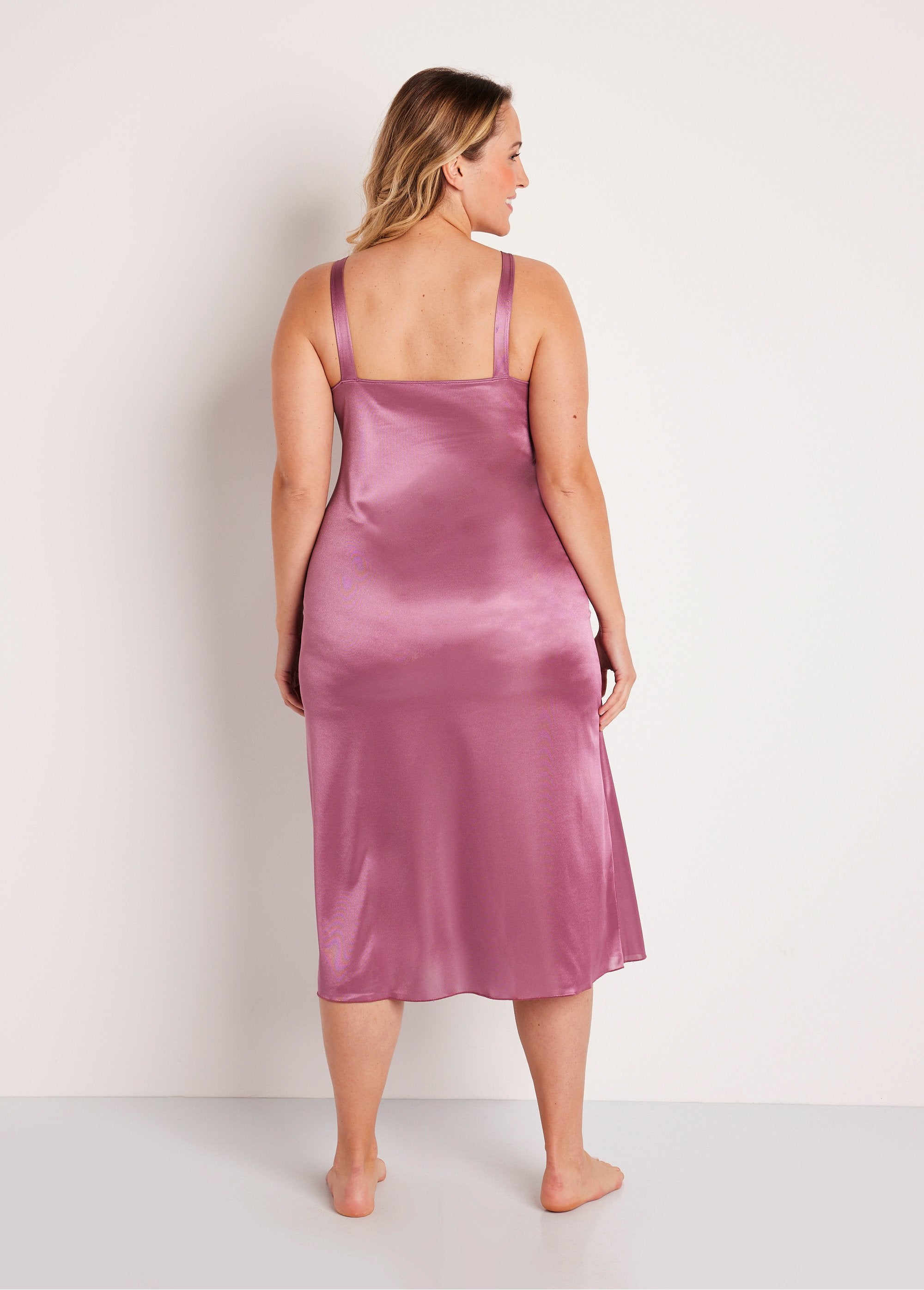 Camisón_de_malla_satinada_y_encaje_rosa_viejo_DO1_curvy