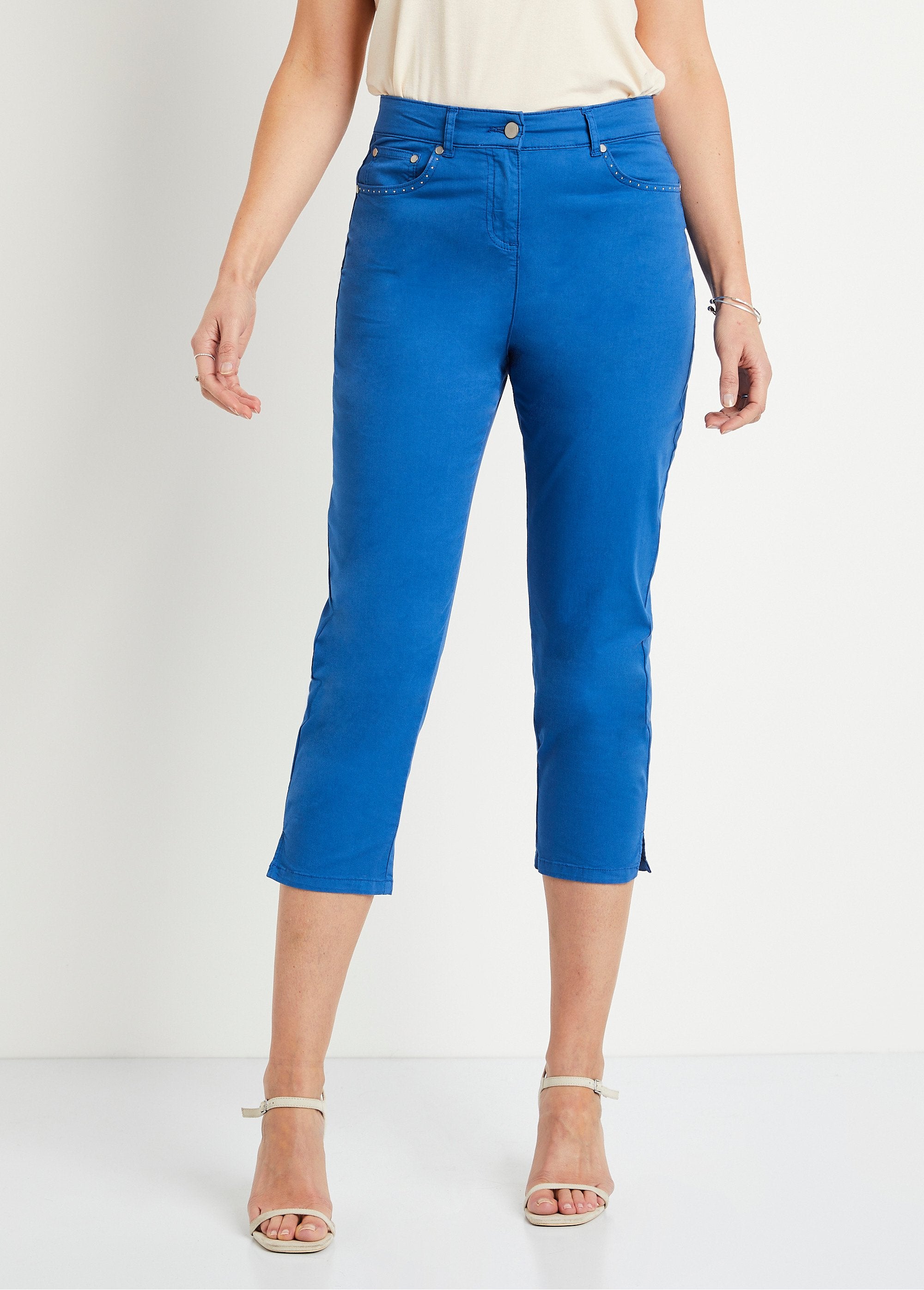 Pantalón_cropped_con_cinturón_elástico_y_5_bolsillos_azul_duro_FA1_slim