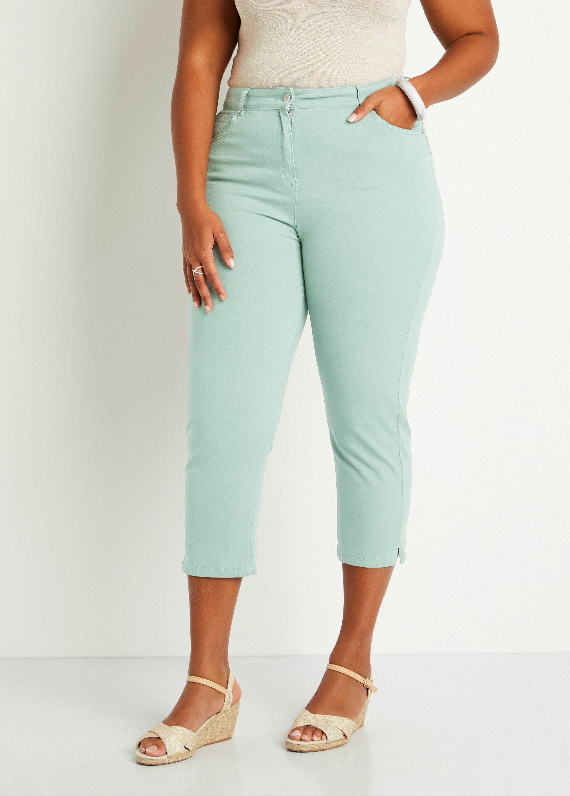 Pantalón_cropped_con_cinturón_elástico_y_5_bolsillos_verde_agua_FA1_curvy