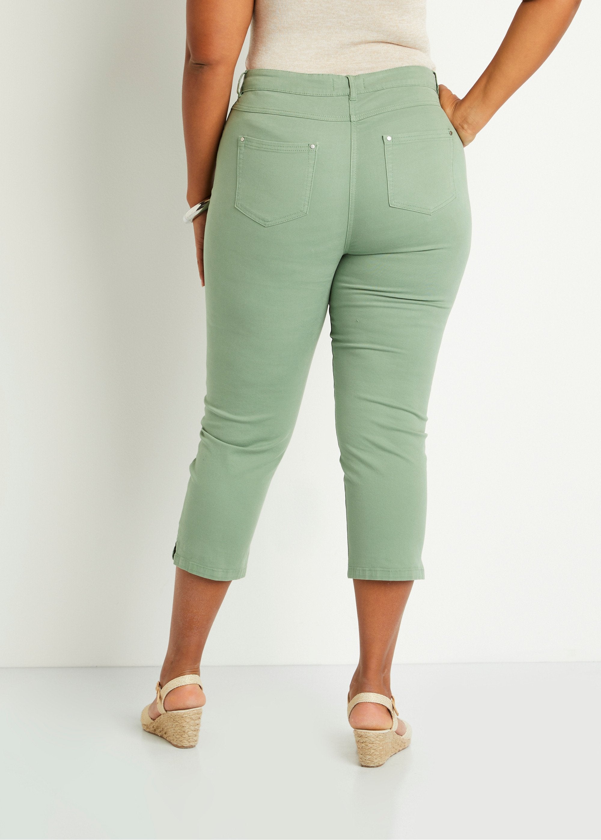 Pantalón_cropped_con_cinturón_elástico_y_5_bolsillos_Tilo_DO1_curvy