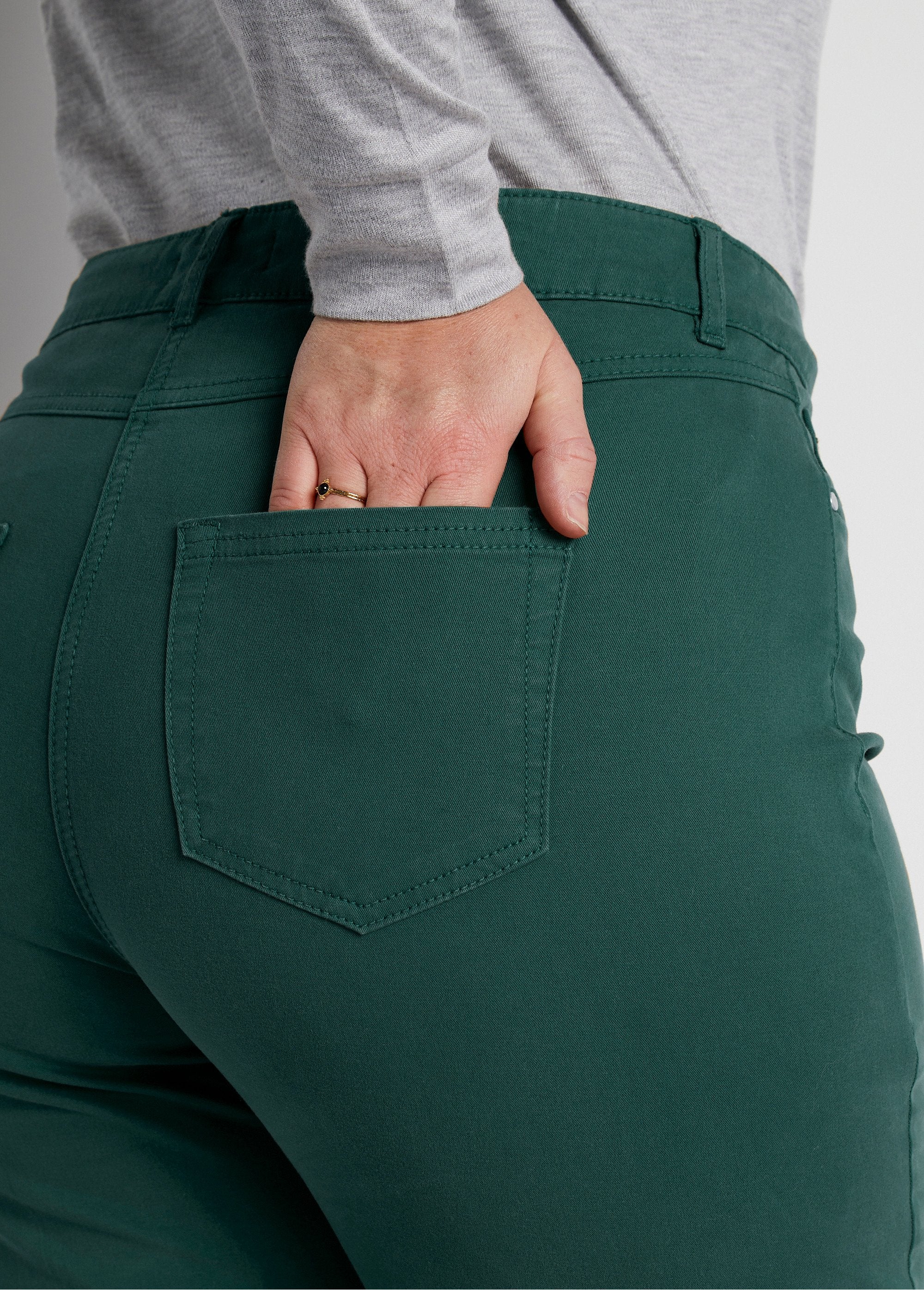 Pantalón_recto_de_cinco_bolsillos_de_algodón_elástico_Verde_DE1_curvy