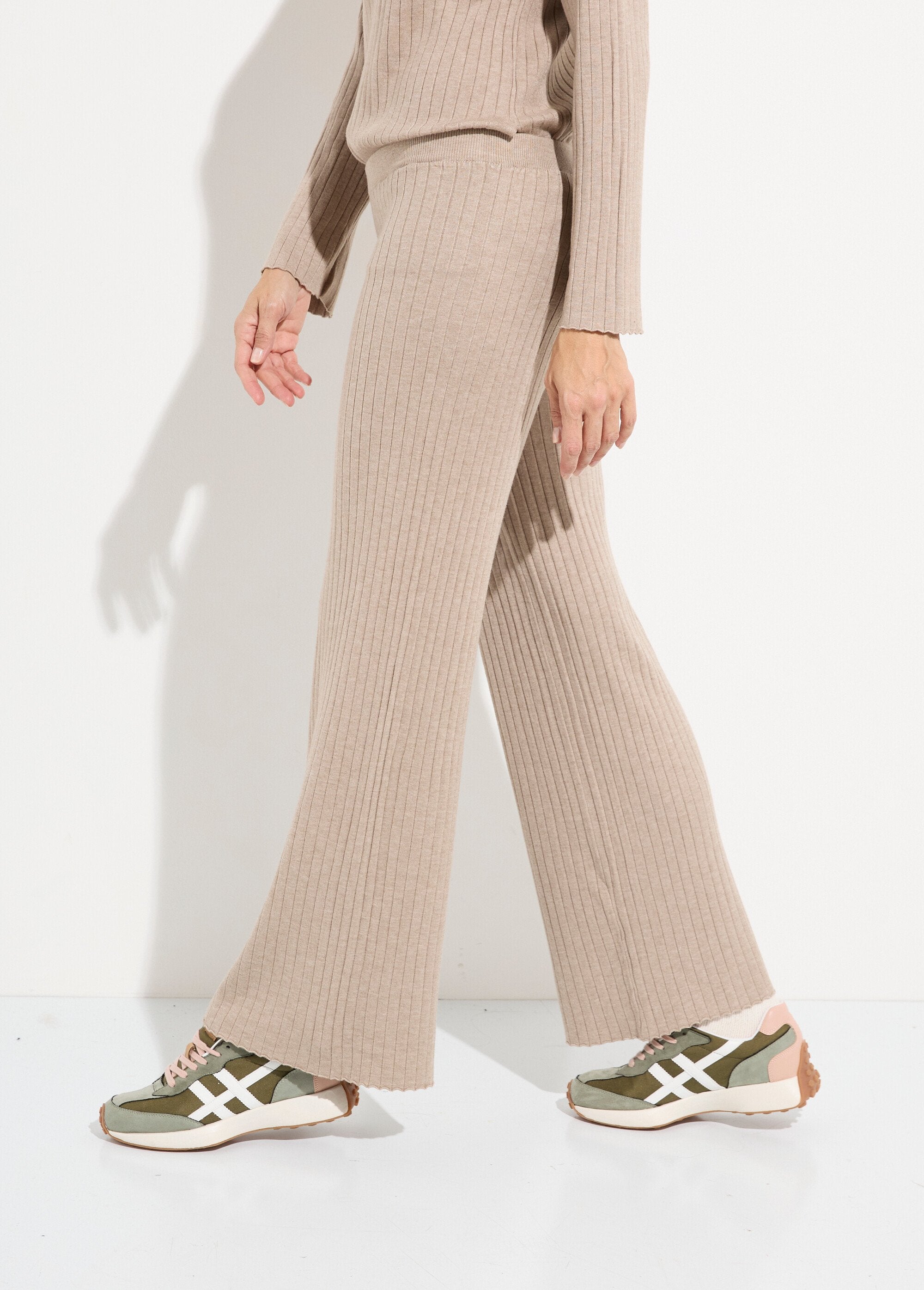 Pantalón_confort,_punto_canalé_plano_Beige_GA1_slim