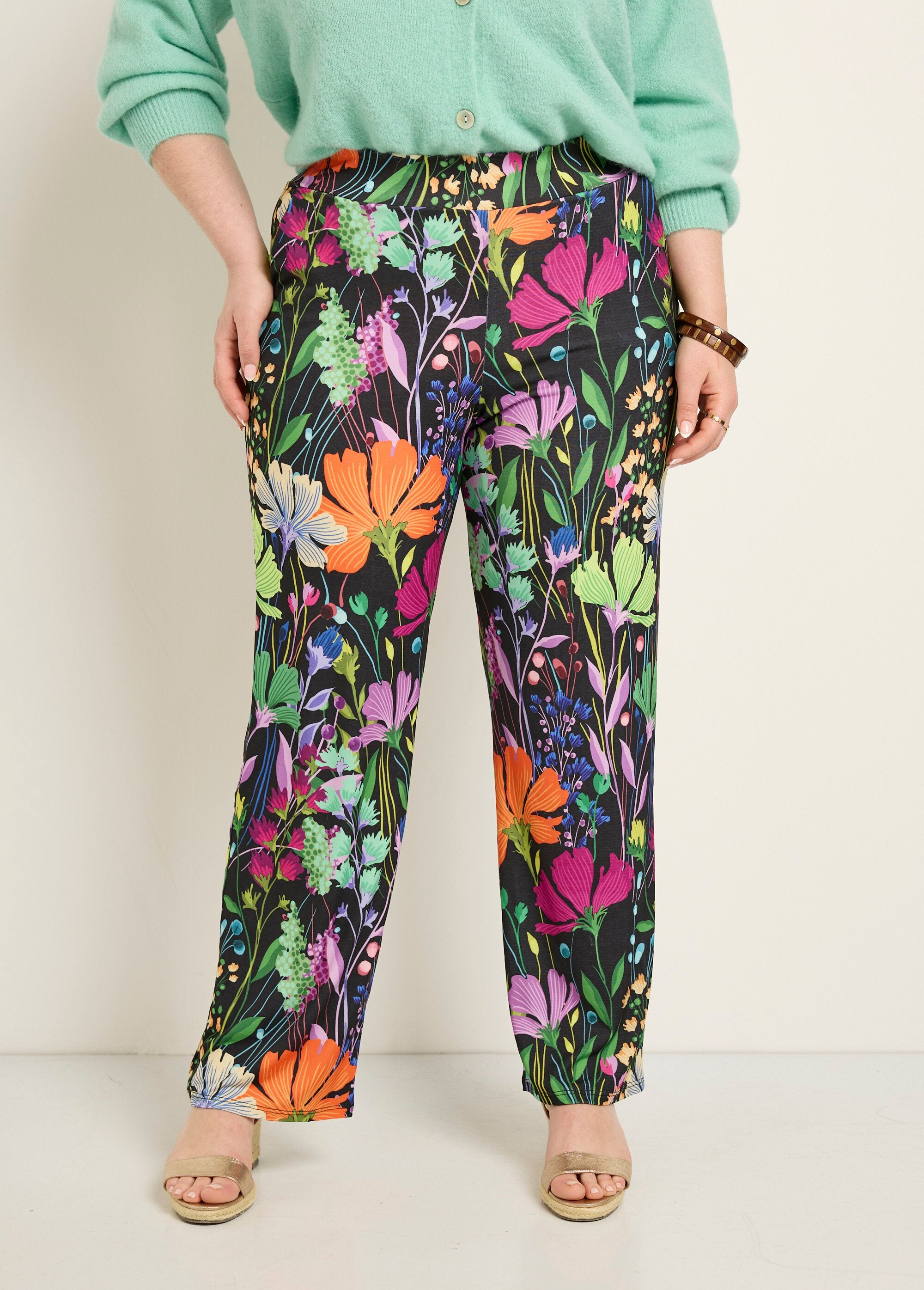 Pantalones_elásticos_fluidos,_estampado_floral_poético_Imprime_fondo_negro_FA1_curvy