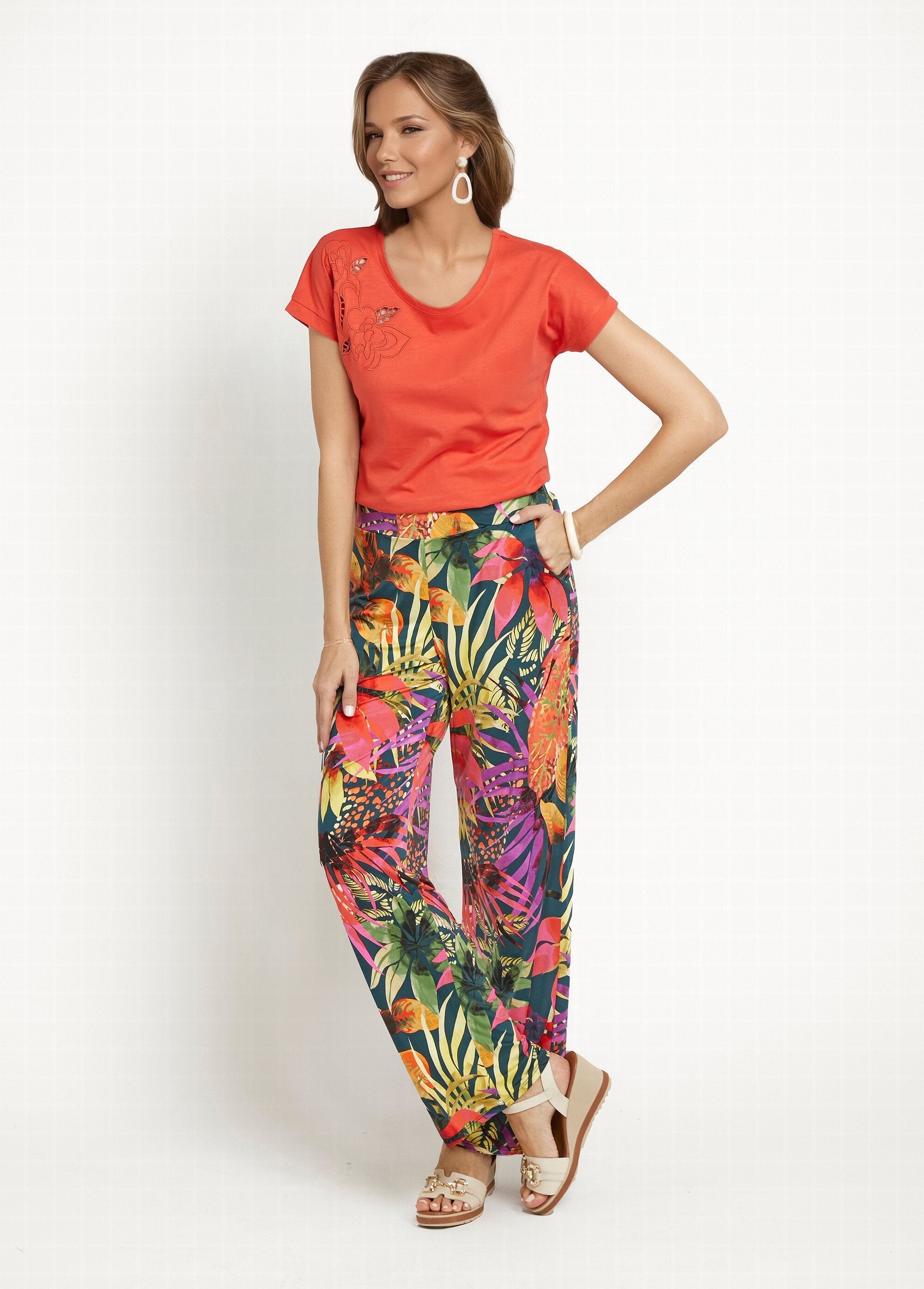 Pantalones_elásticos_fluidos_con_estampado_floral_tropical_Multicolor_SF1_slim