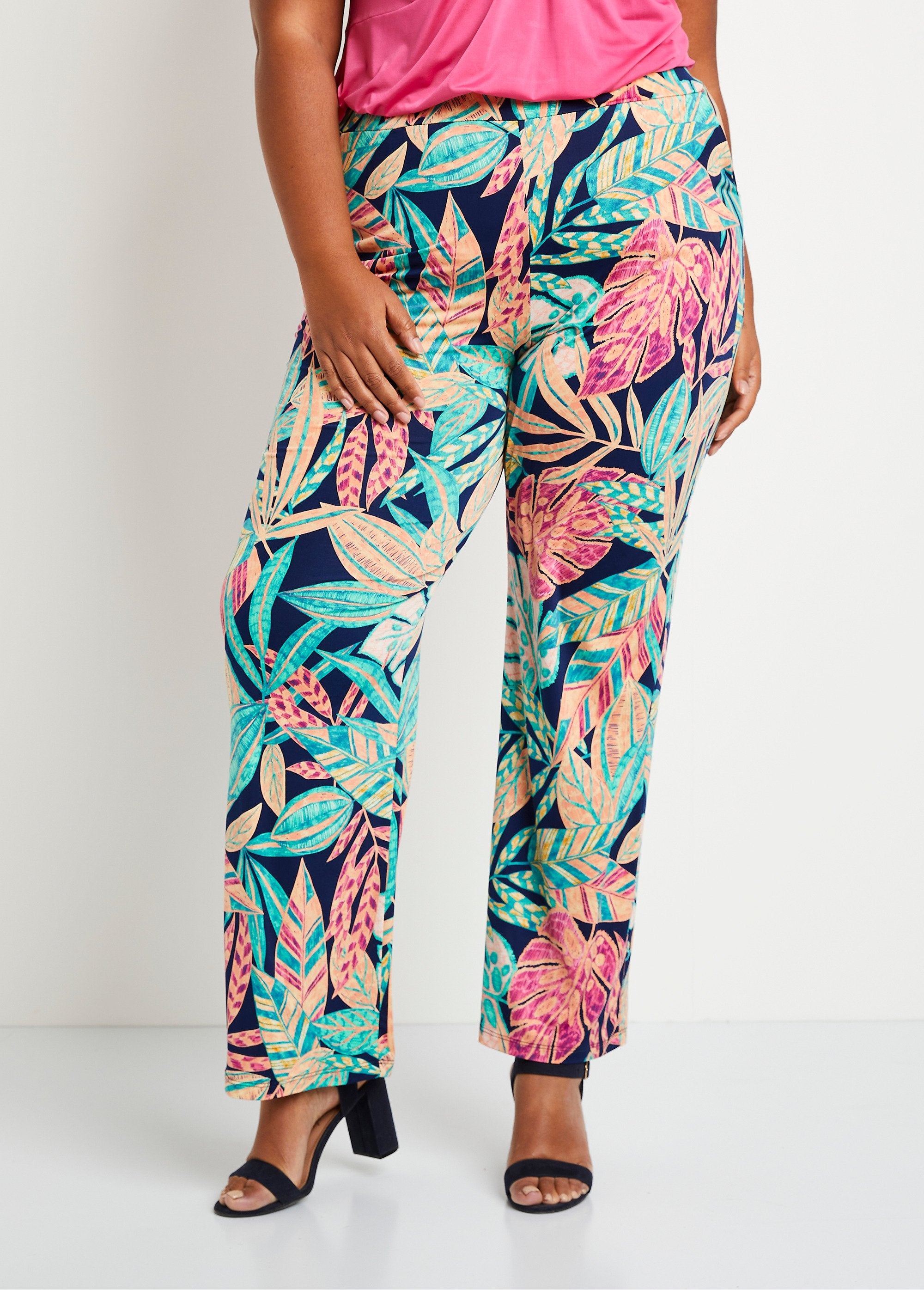 Pantalón_ancho_con_cinturón_elástico_follaje_verde_y_rosa_FA1_curvy