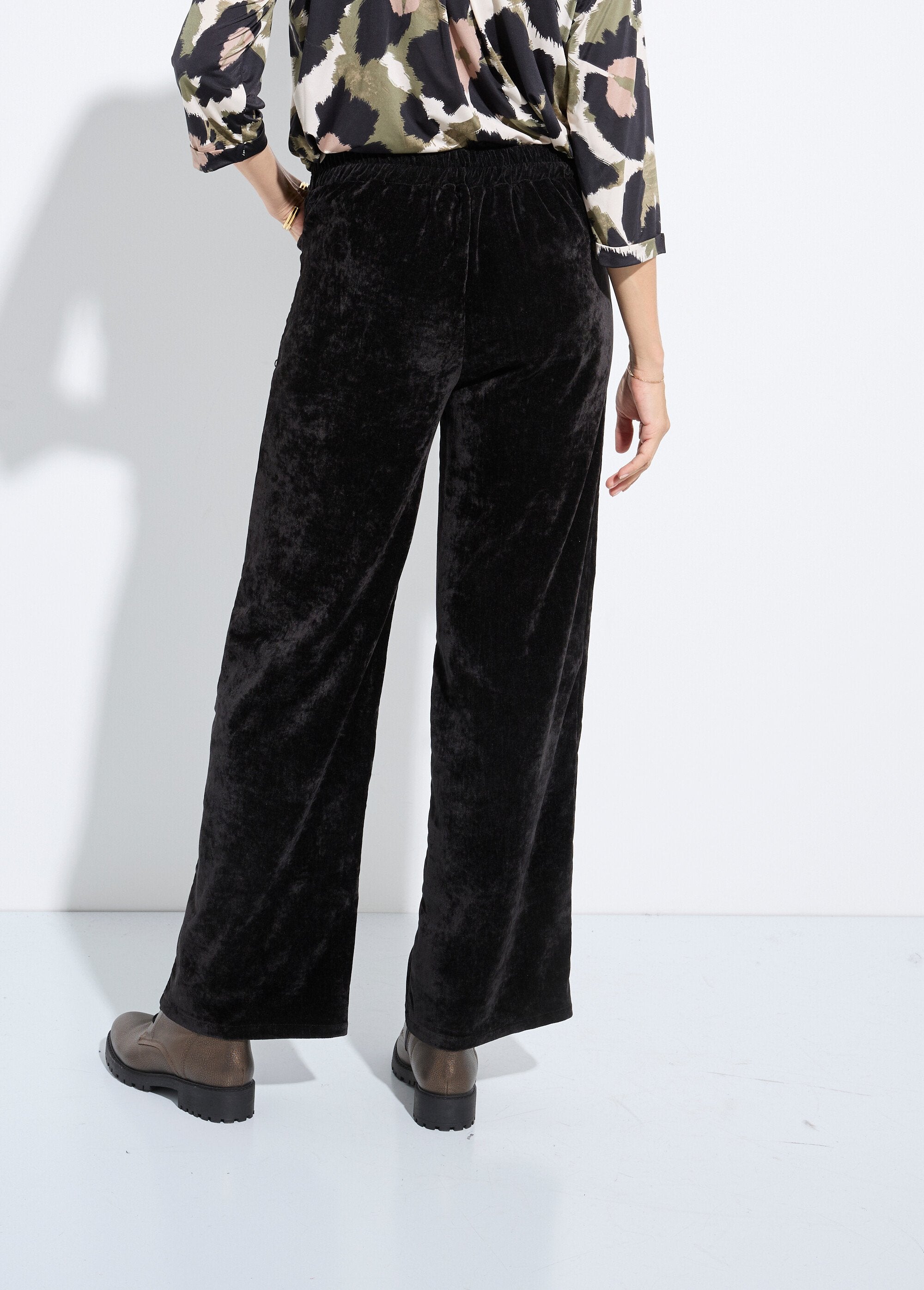 Pantalón_ancho_elástico_de_terciopelo_corto_Negro_DO1_slim