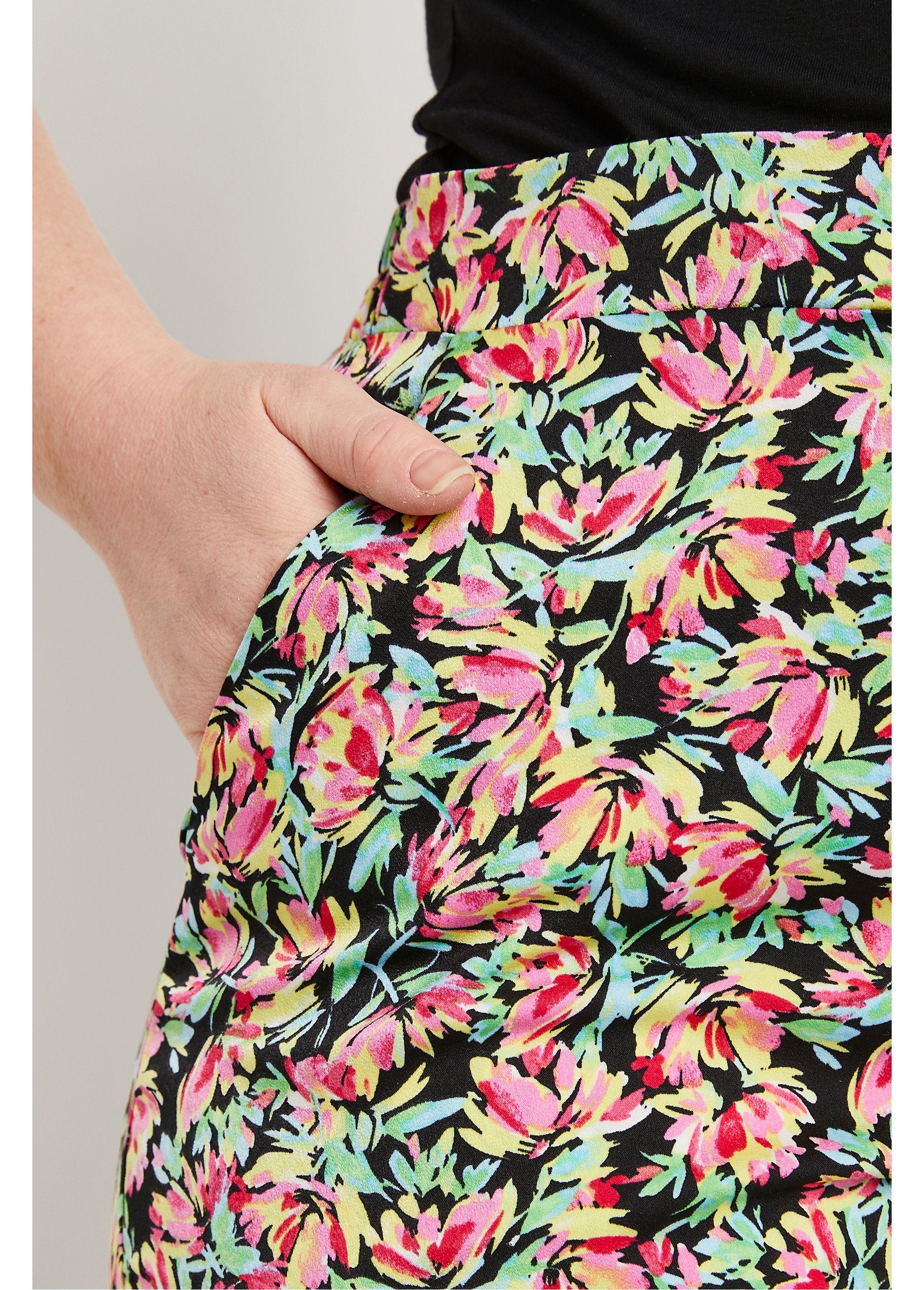 Pantalón_raso_floral_cintura_semielástica_verde_y_rosa_DE1_curvy