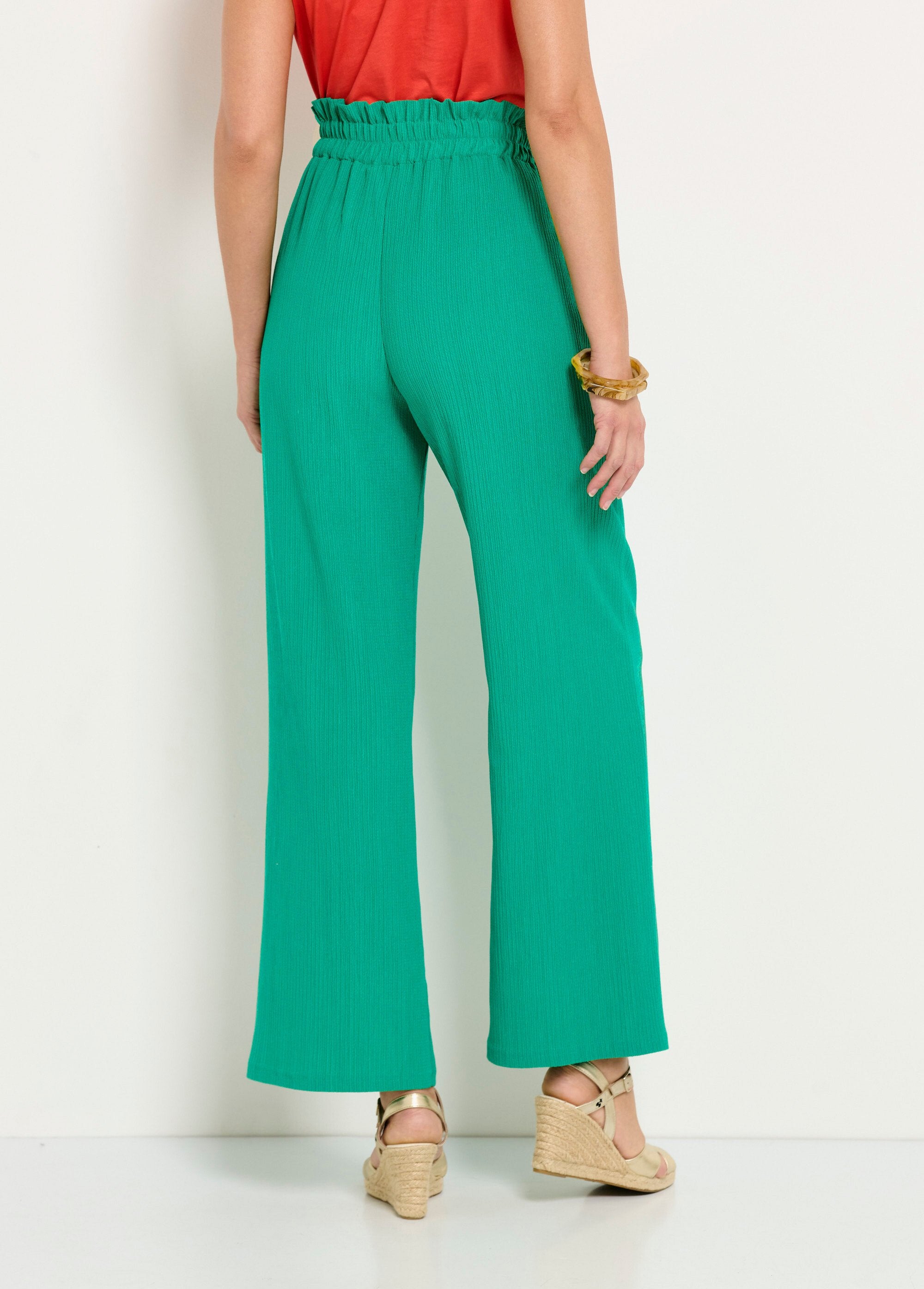 Pantalón_verde_con_cinturilla_elástica_ancha_y_malla_en_relieve_Verde_DO1_slim