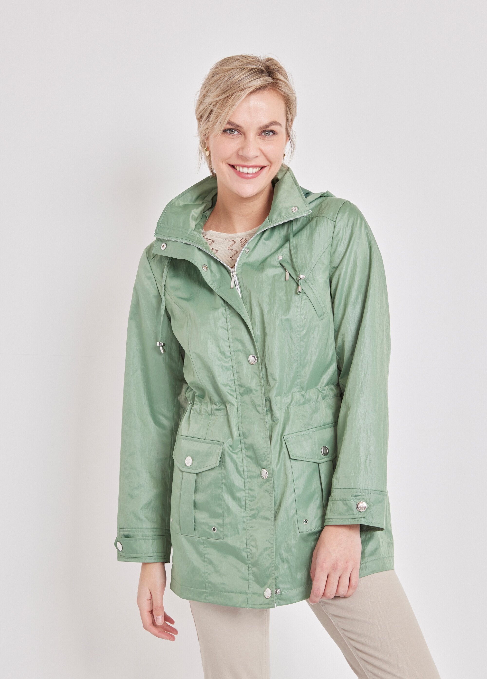 Parka_con_cremallera_y_botones_automáticos_verde_almendra_FA1_slim