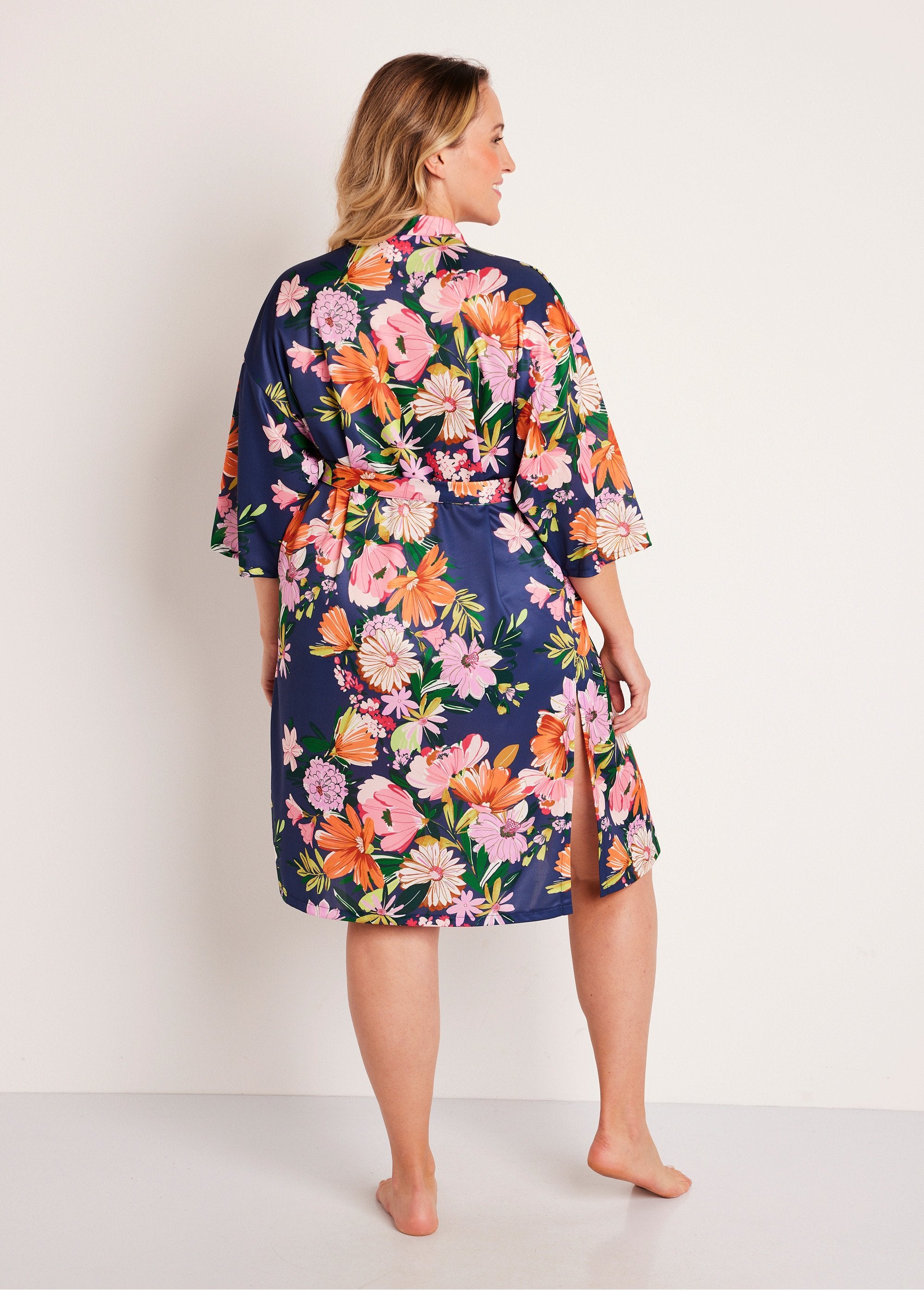 Albornoz_tipo_kimono_de_raso_vegetal_de_largo_medio_Estampado_azul_marino_DO1_curvy