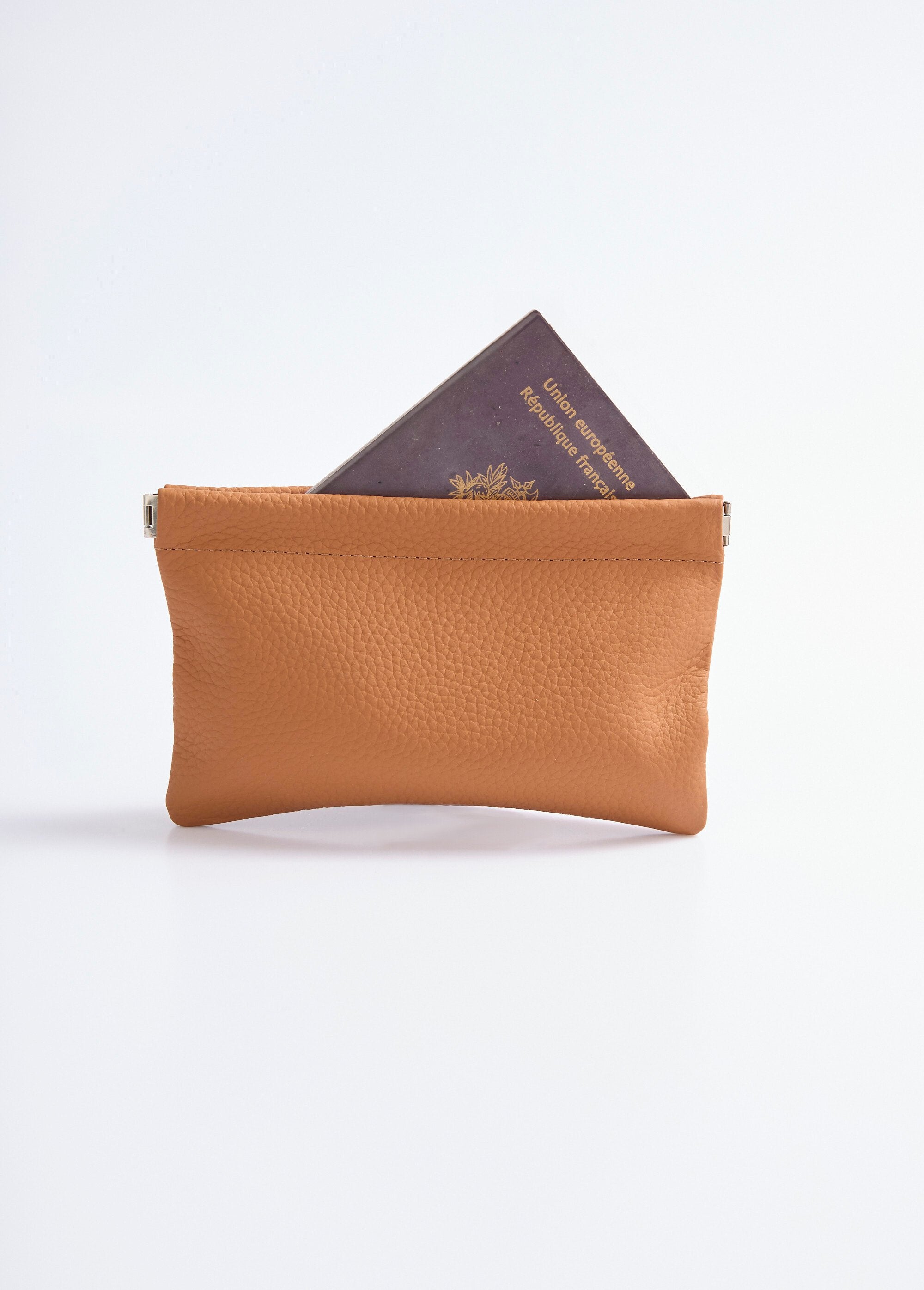 Pequeña_bolsa_de_cuero_con_cierre_rígido_camello_FA1_slim