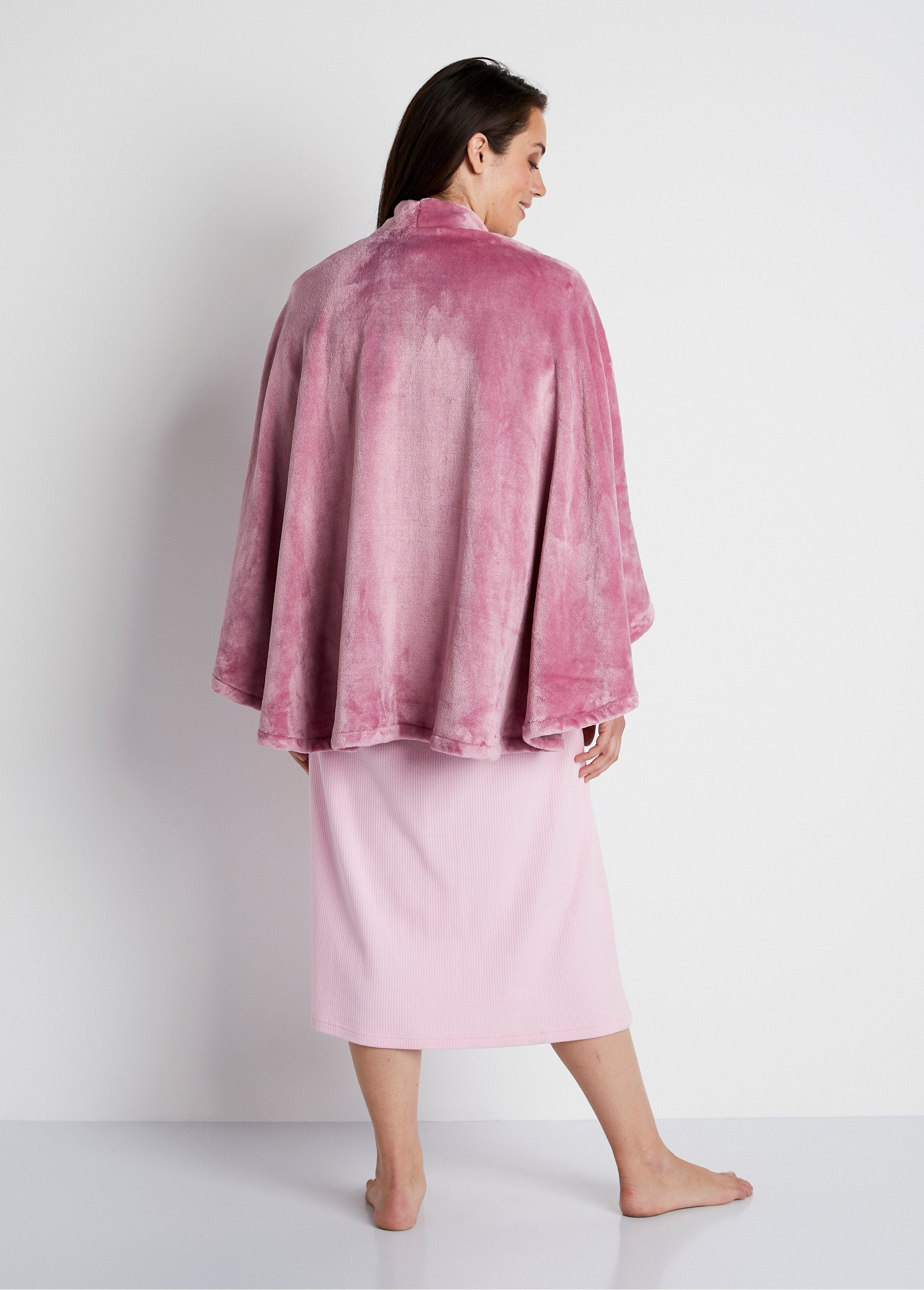 Poncho_de_punto_de_felpa_de_borde_a_borde_rosa_la_DO1_curvy