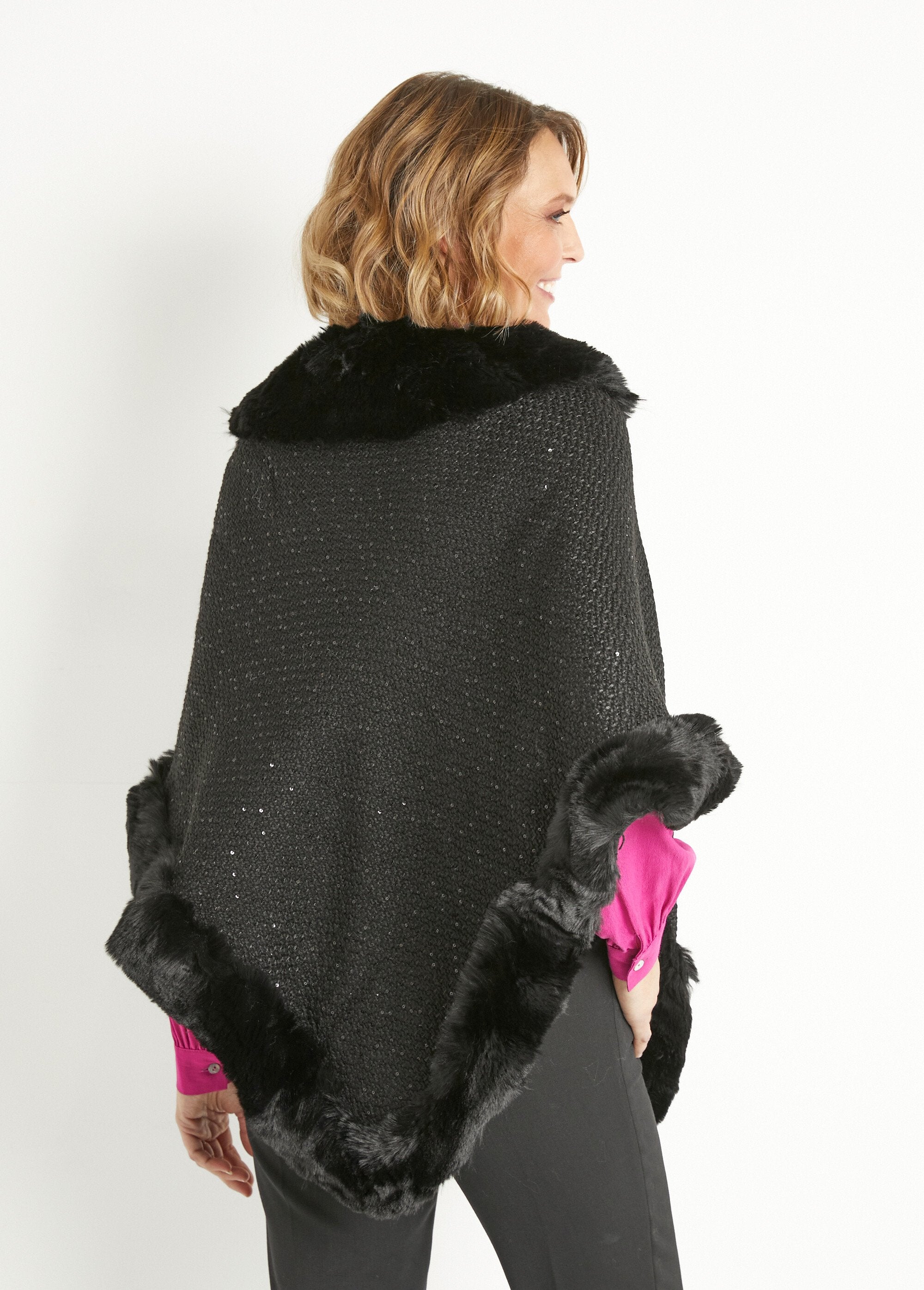 Poncho_de_punto_brillante_con_borde_de_pelo_Negro_DO1_slim