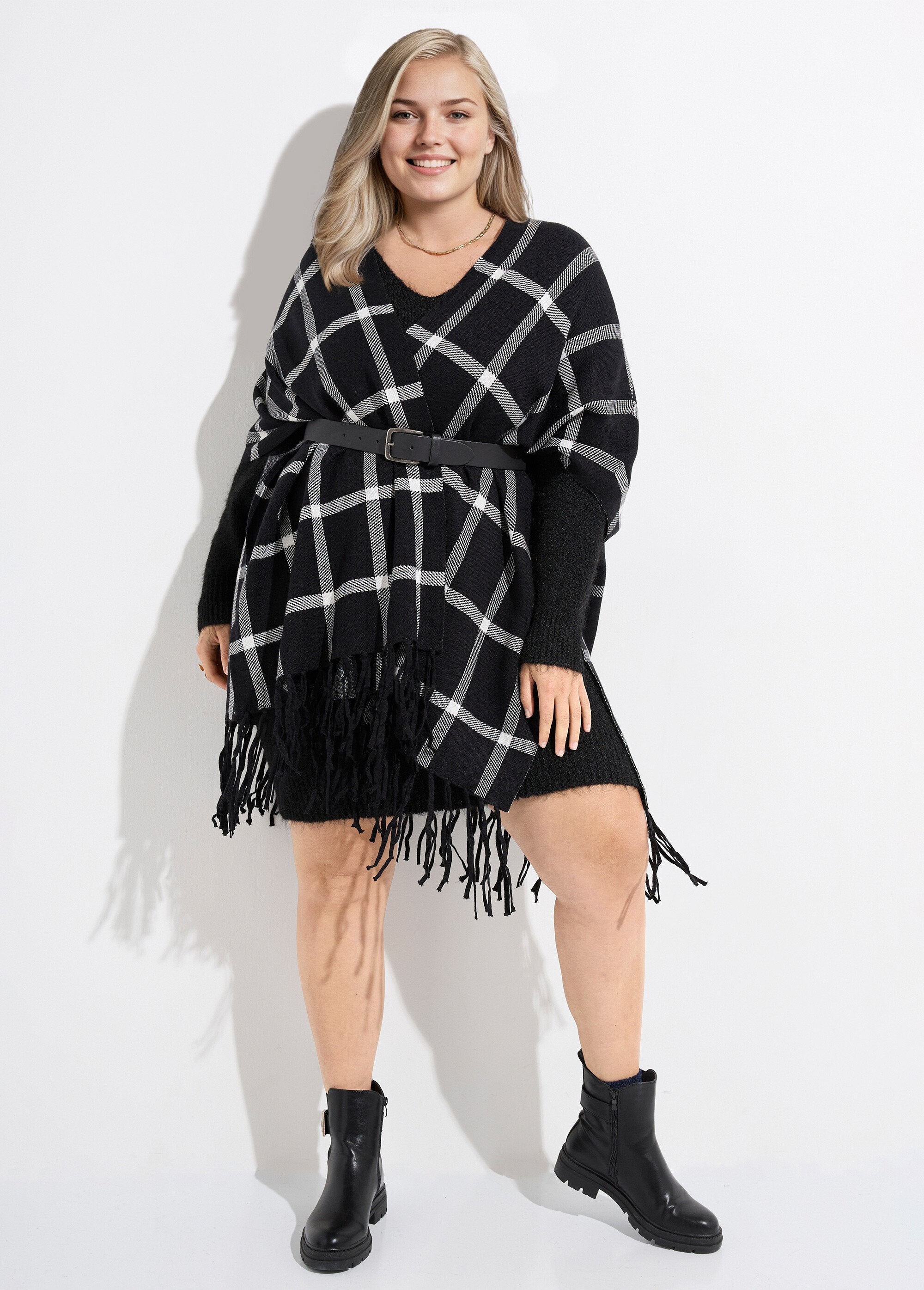 Poncho_capa_de_punto_con_estampado_de_cuadros_Azulejos_negros_SF1_curvy
