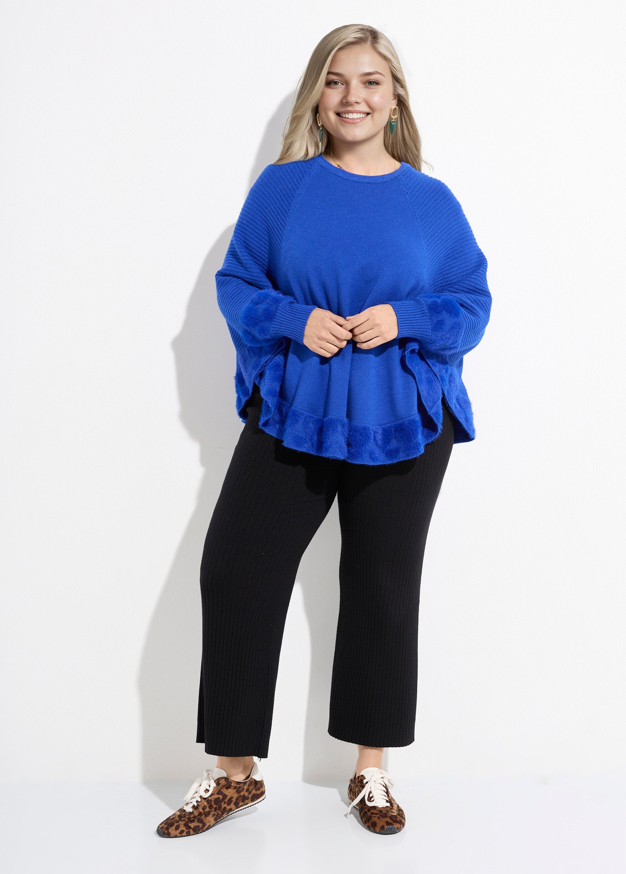 Poncho_capa_tejido_en_forma_de_corazón_con_cuello_redondo_azul_brillante_SF1_curvy