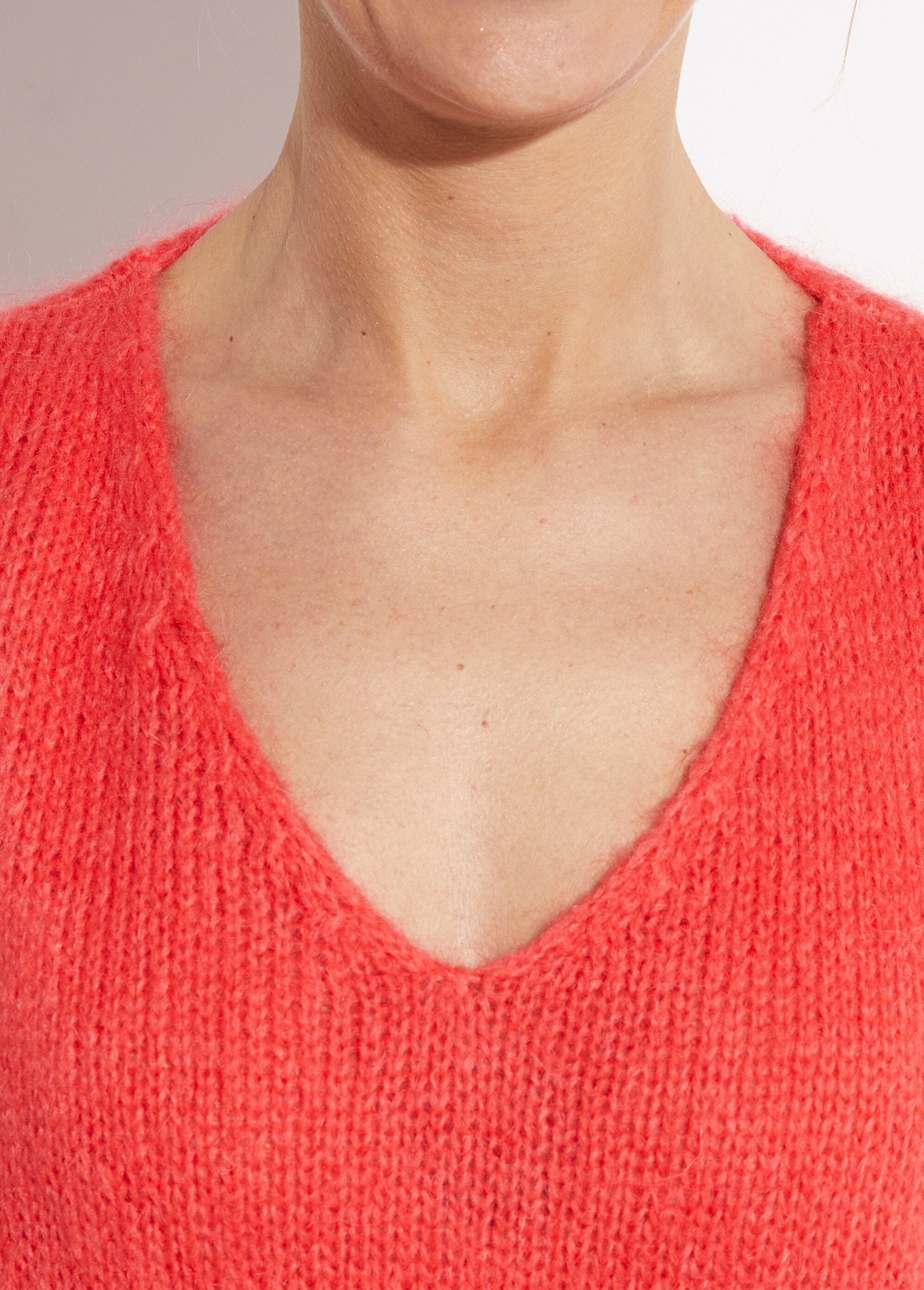Suéter_de_punto_cálido_con_cuello_en_V_y_mohair_Coral_DE1_slim