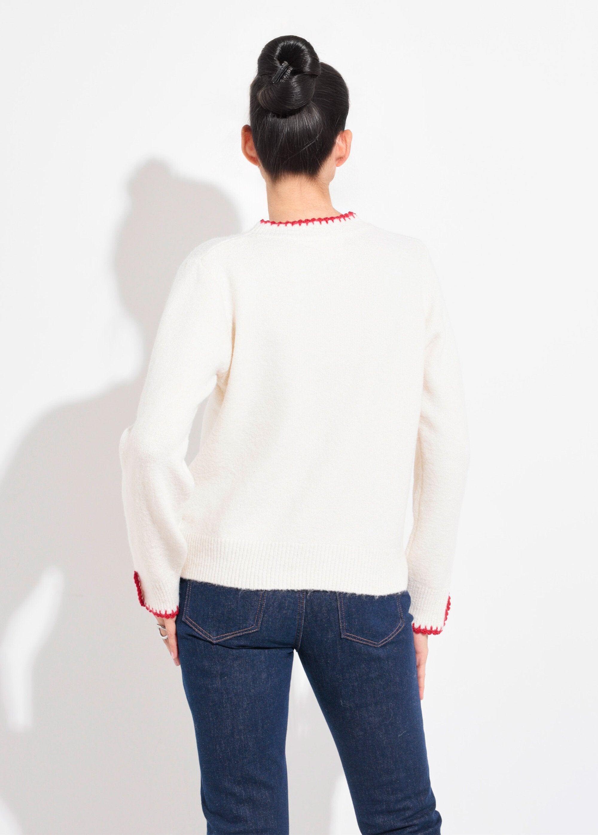 Suéter_cálido_de_lana_con_detalles_estilo_croquet_Crudo_DO1_slim