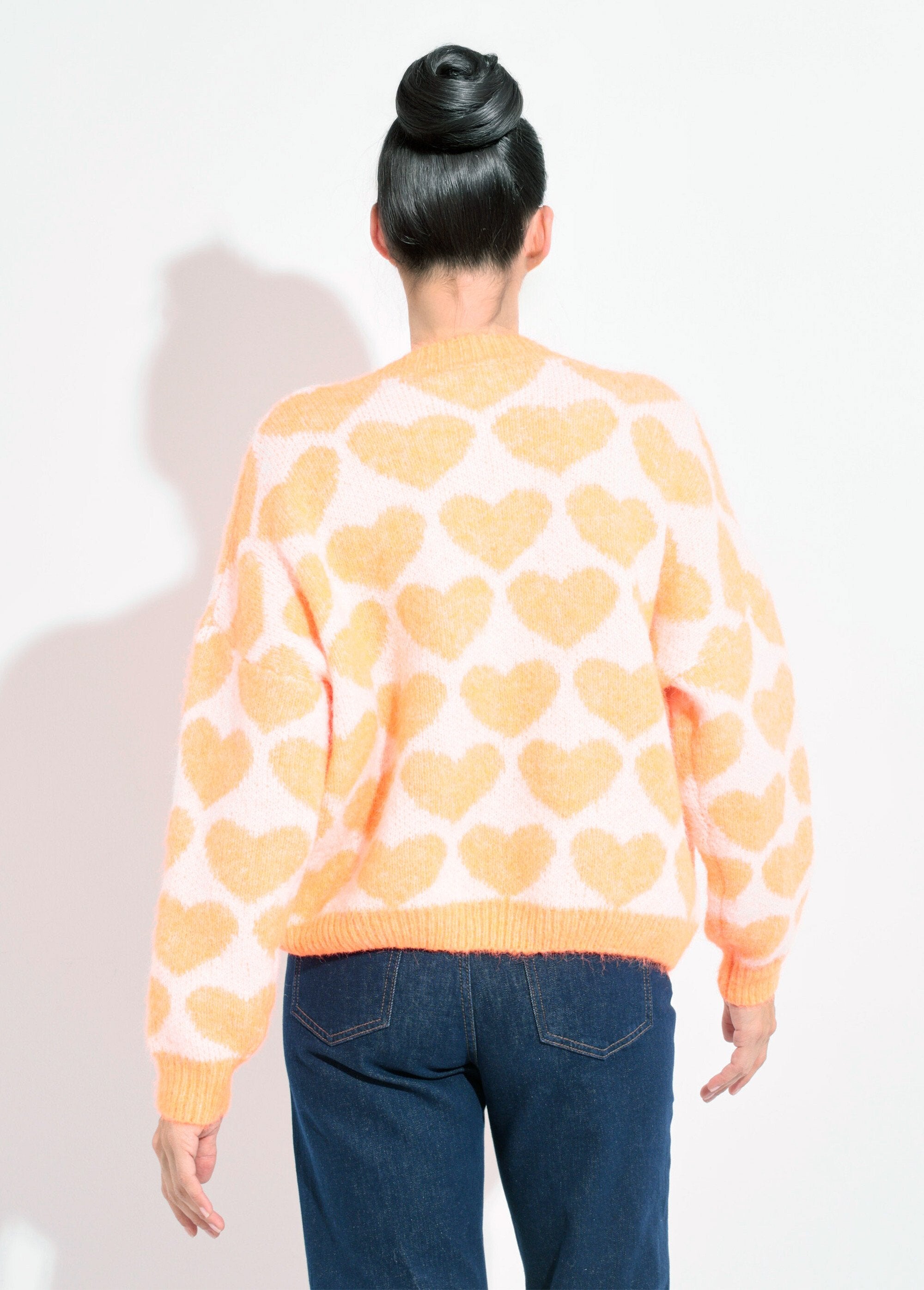 Suéter_de_punto_cálido_con_corazones_de_lana_esponjosos._naranja_brillante_DO1_slim