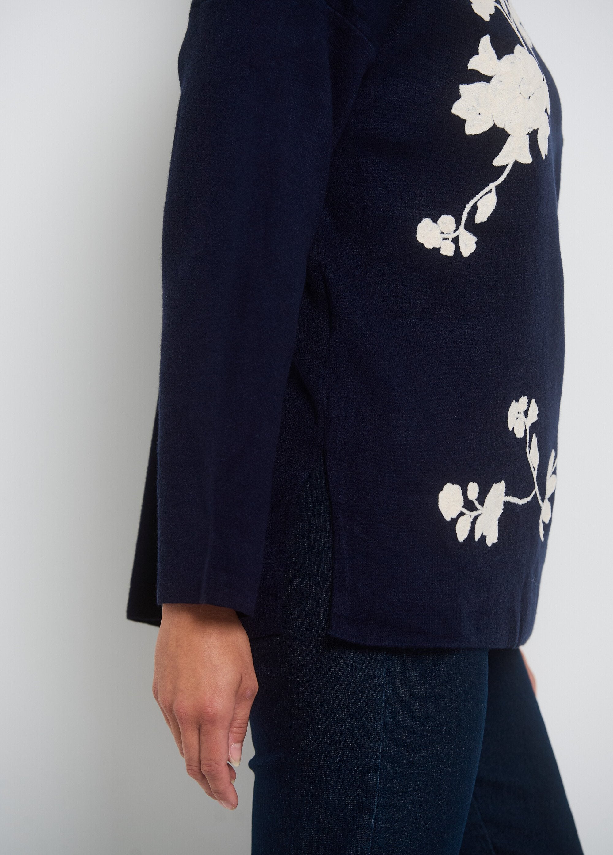 Jersey_de_cuello_redondo_con_aplicación_floral_Marina_DR1_slim