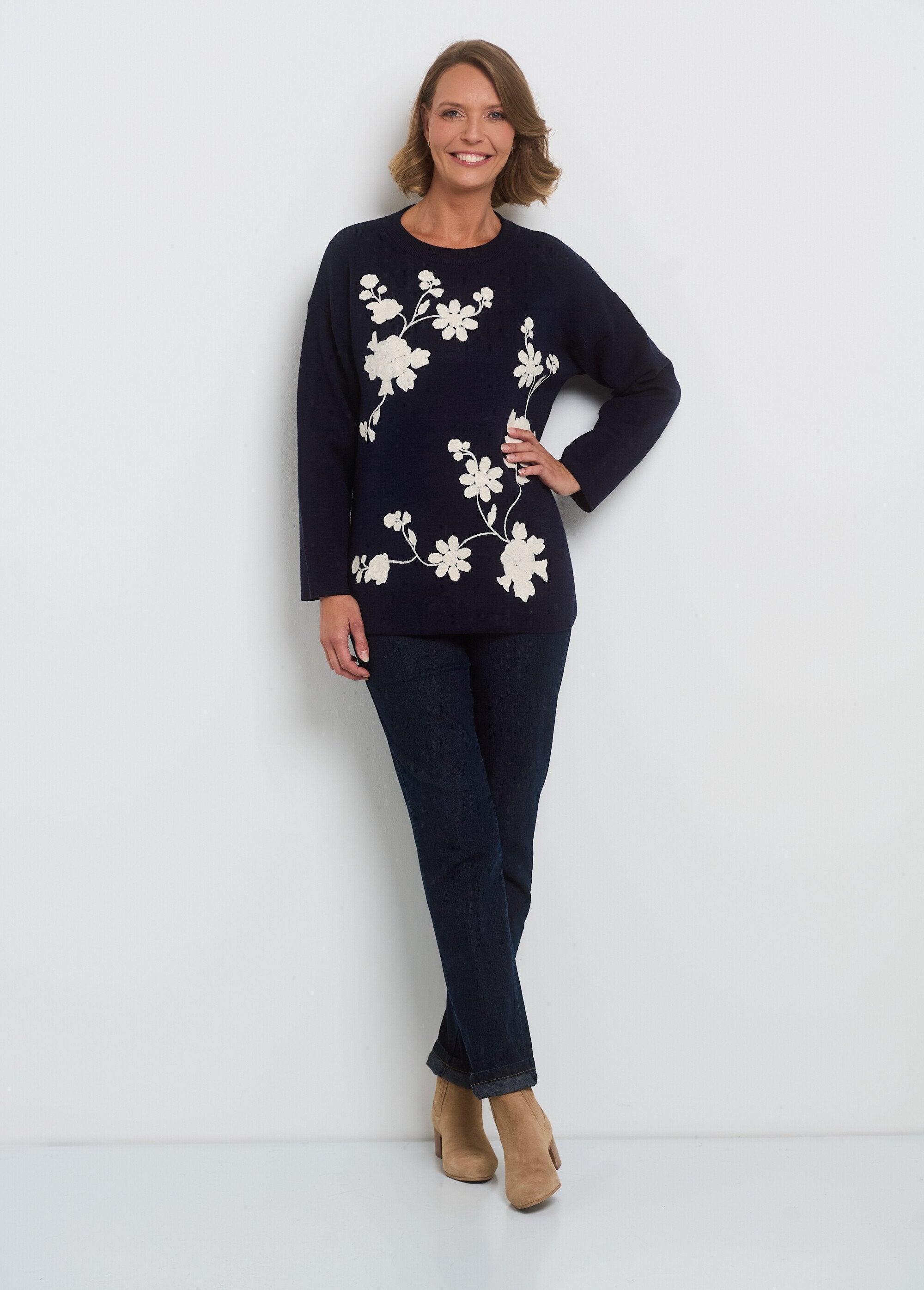 Jersey_de_cuello_redondo_con_aplicación_floral_Marina_SF1_slim