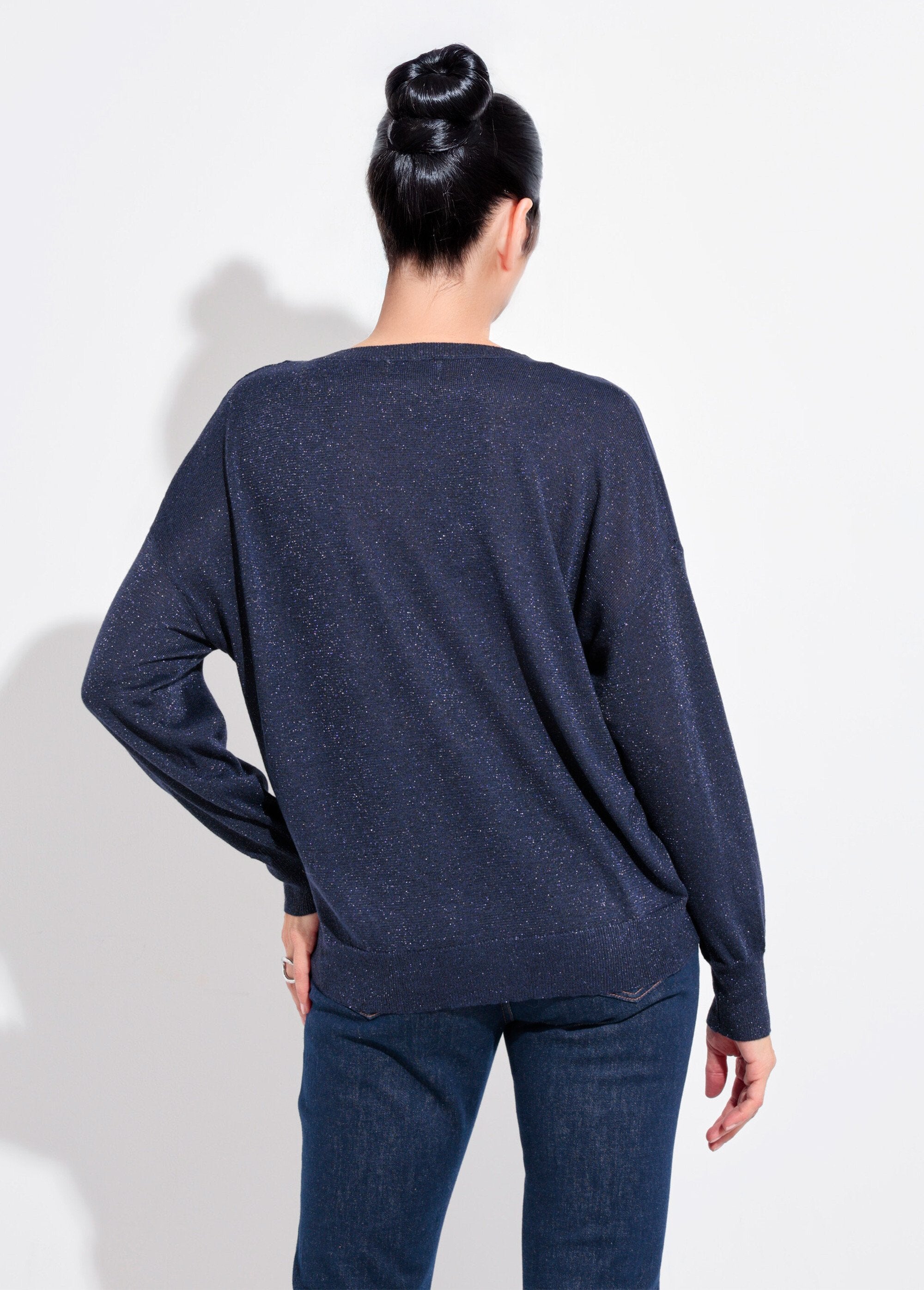 Suéter_de_cuello_en_V_de_punto_metalizado_de_calibre_fino_Marina_DO1_slim