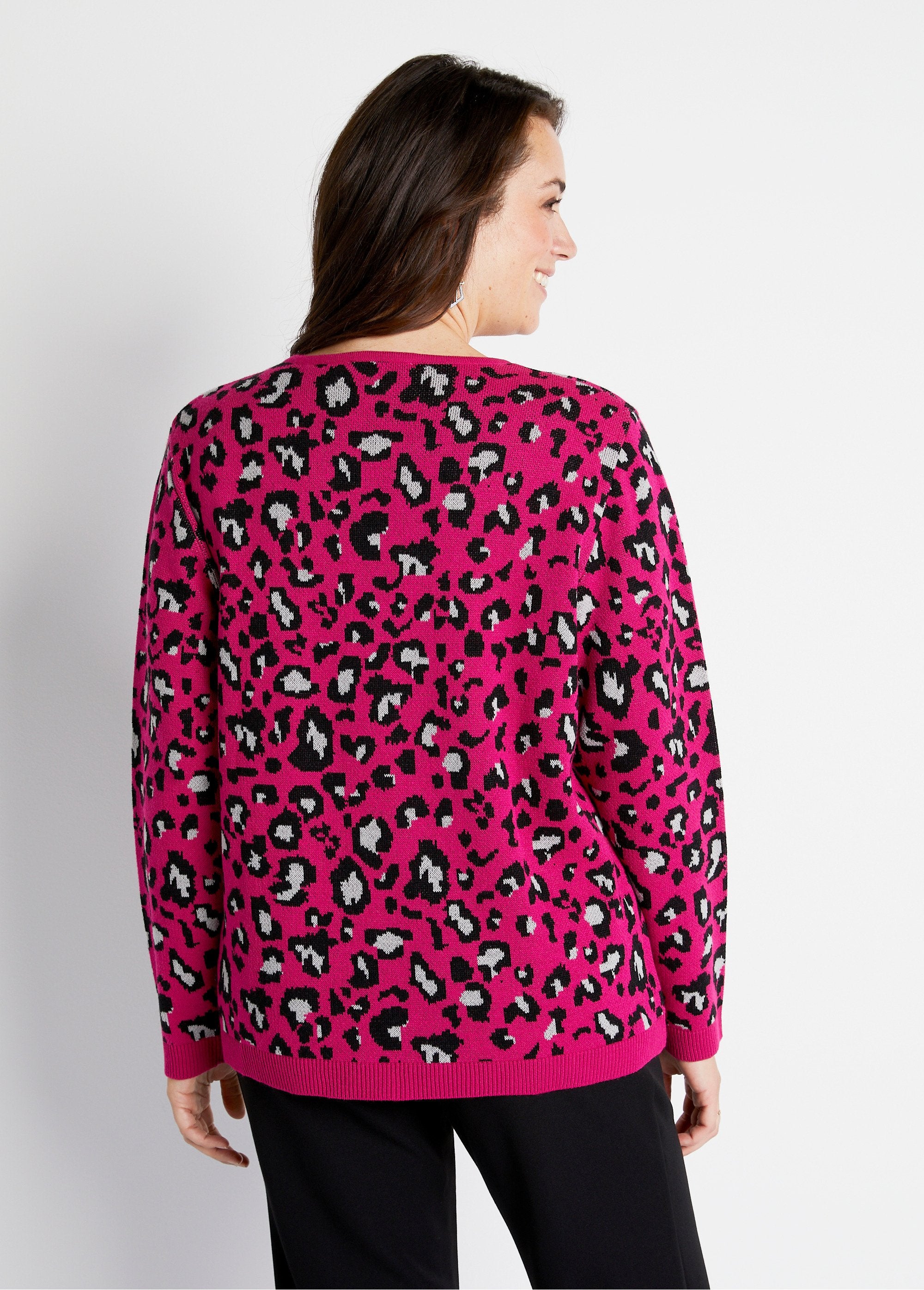 Jersey_jacquard_leopardo_cuello_redondo_fucsia_y_negro_DO1_curvy