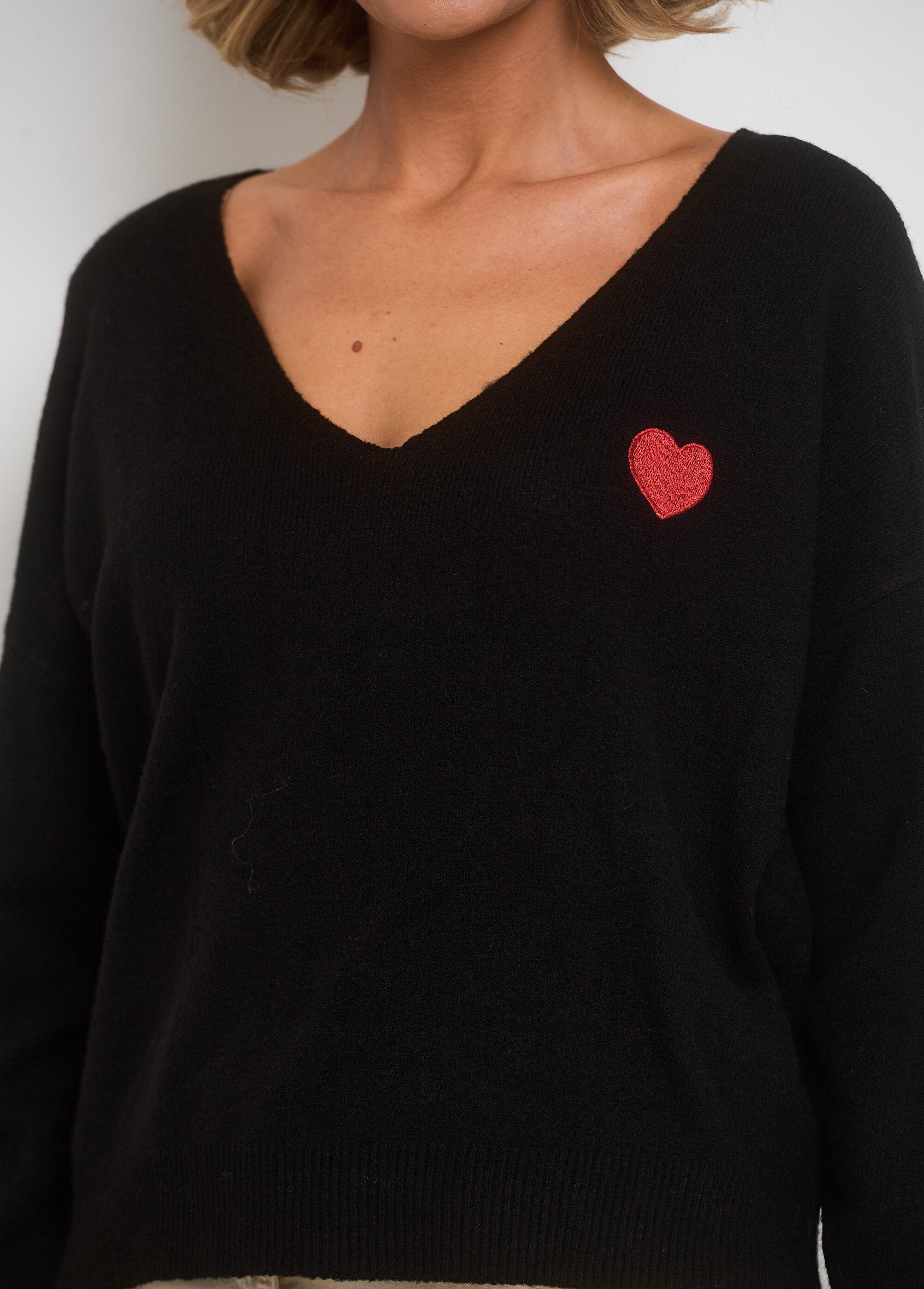 Jersey_de_manga_larga_con_bordado_de_corazón_Negro_DE1_slim