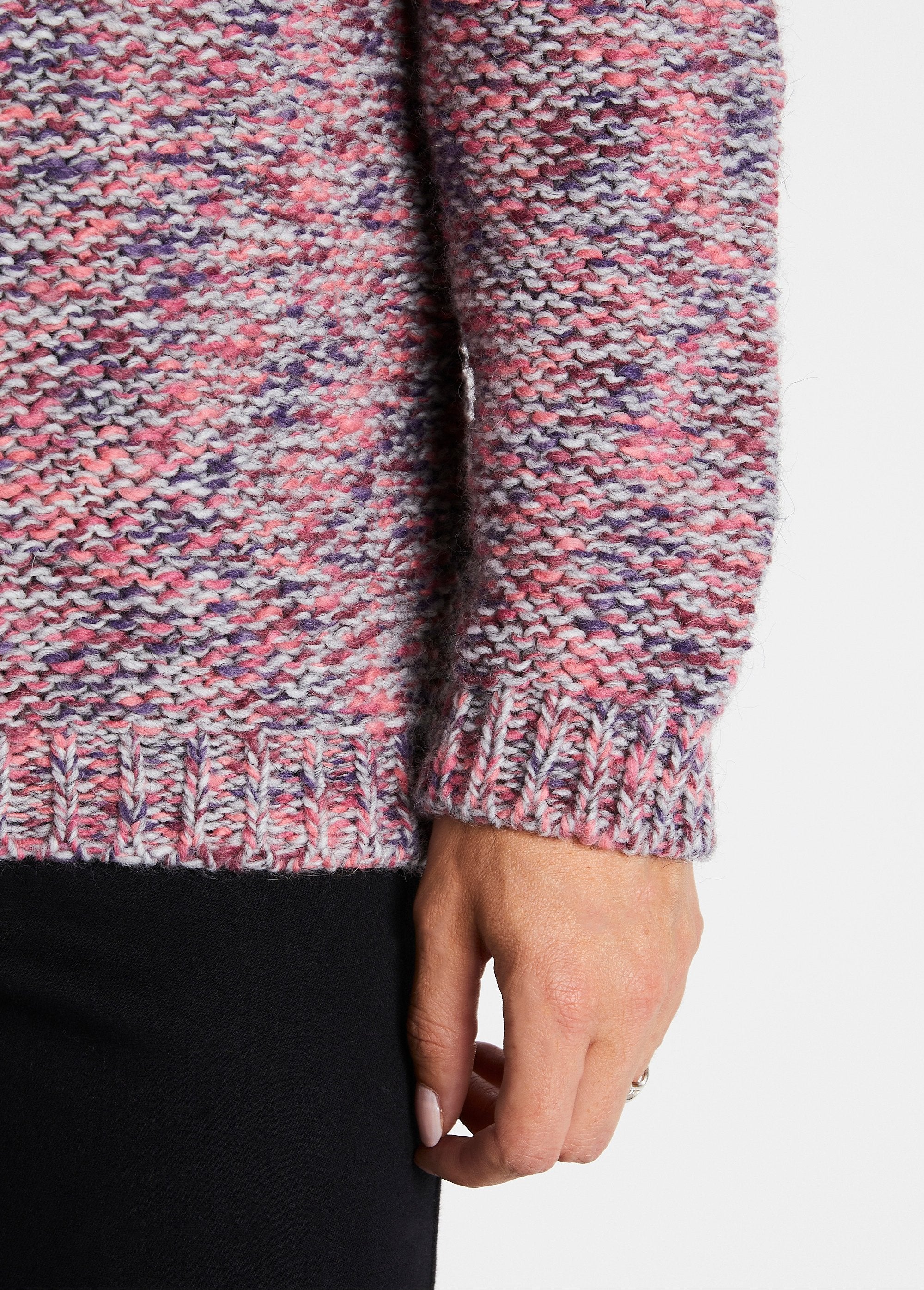 Jersey_mouliné_de_lana_y_alpaca_con_cuello_redondo_rosa_y_gris_DE2_slim