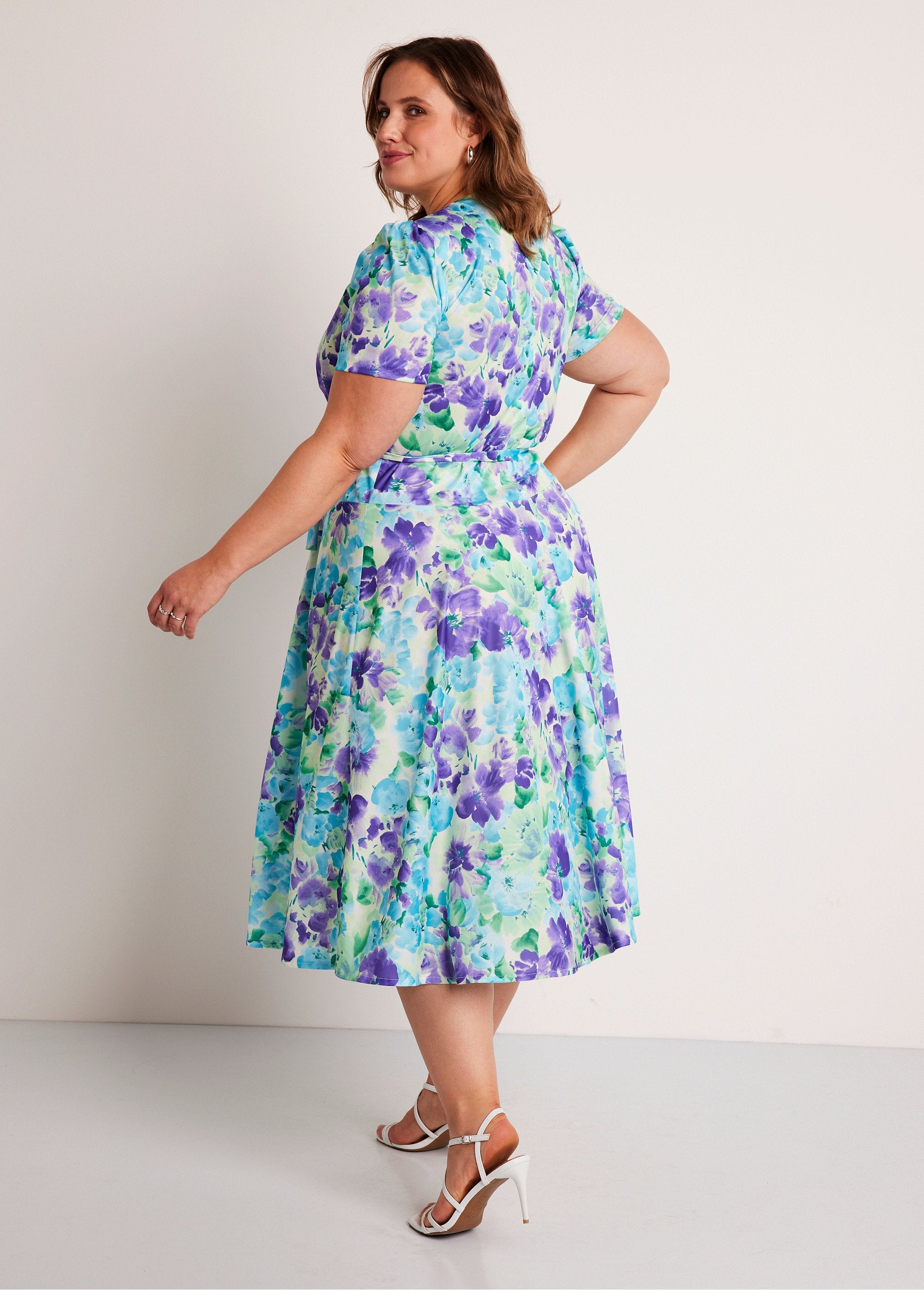 Vestido_cruzado_midi_floral_Verde_y_morado_DO1_curvy