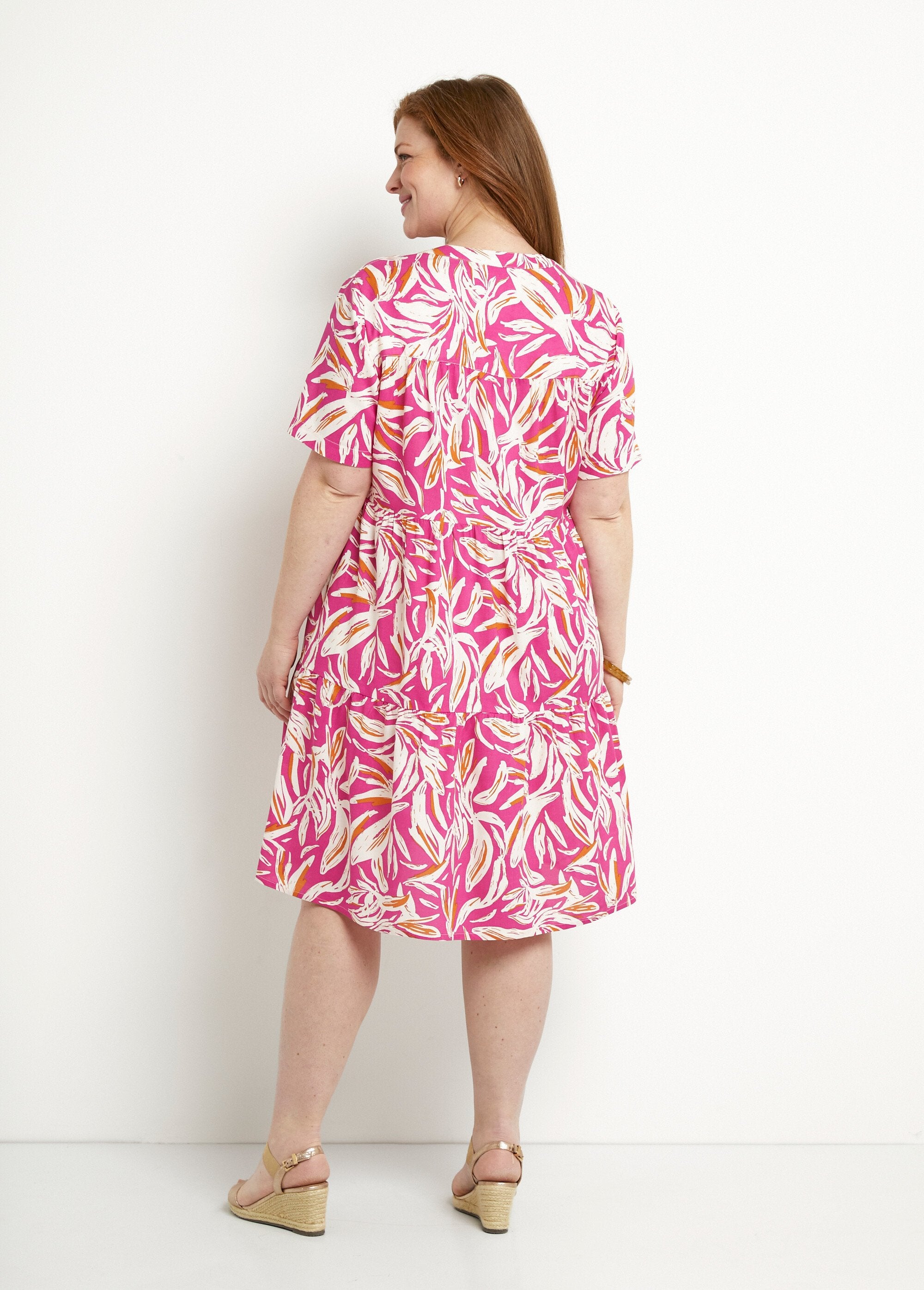 Vestido_estampado_con_cuello_en_V_y_botones_y_manga_corta_Rosa_y_blanco_DO1_curvy