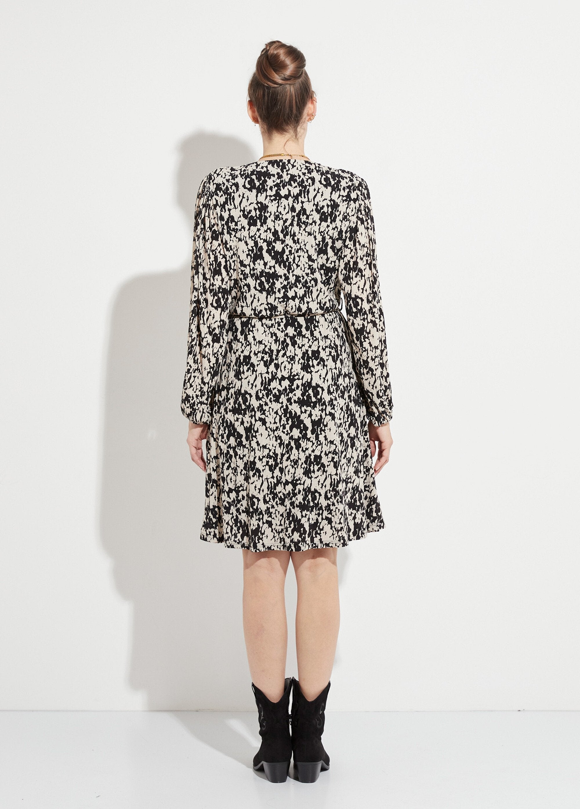 Vestido_corto_cruzado_con_estampado_tachiste_Negro_y_crudo_DO1_slim