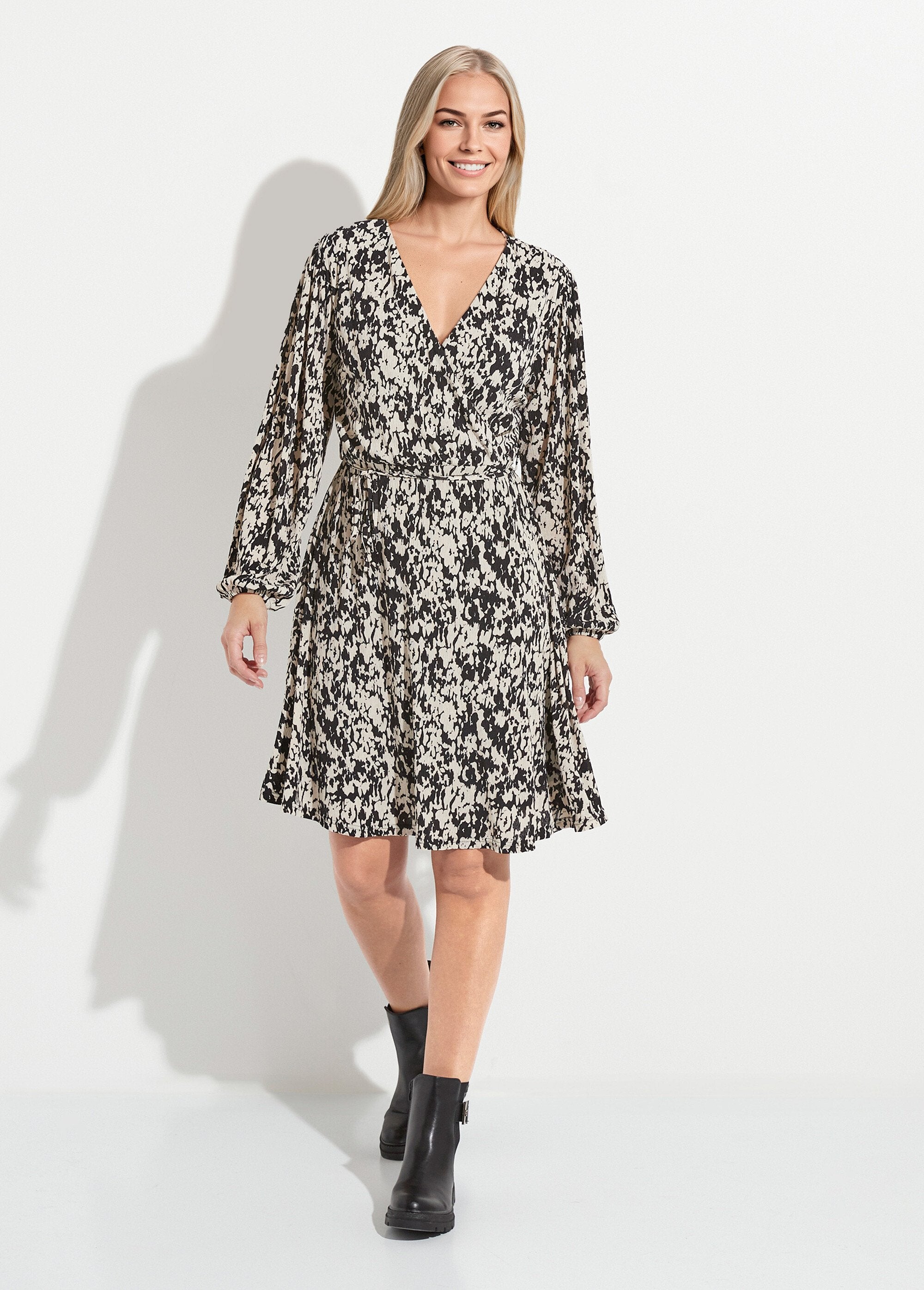 Vestido_corto_cruzado_con_estampado_tachiste_Negro_y_crudo_FA1_slim